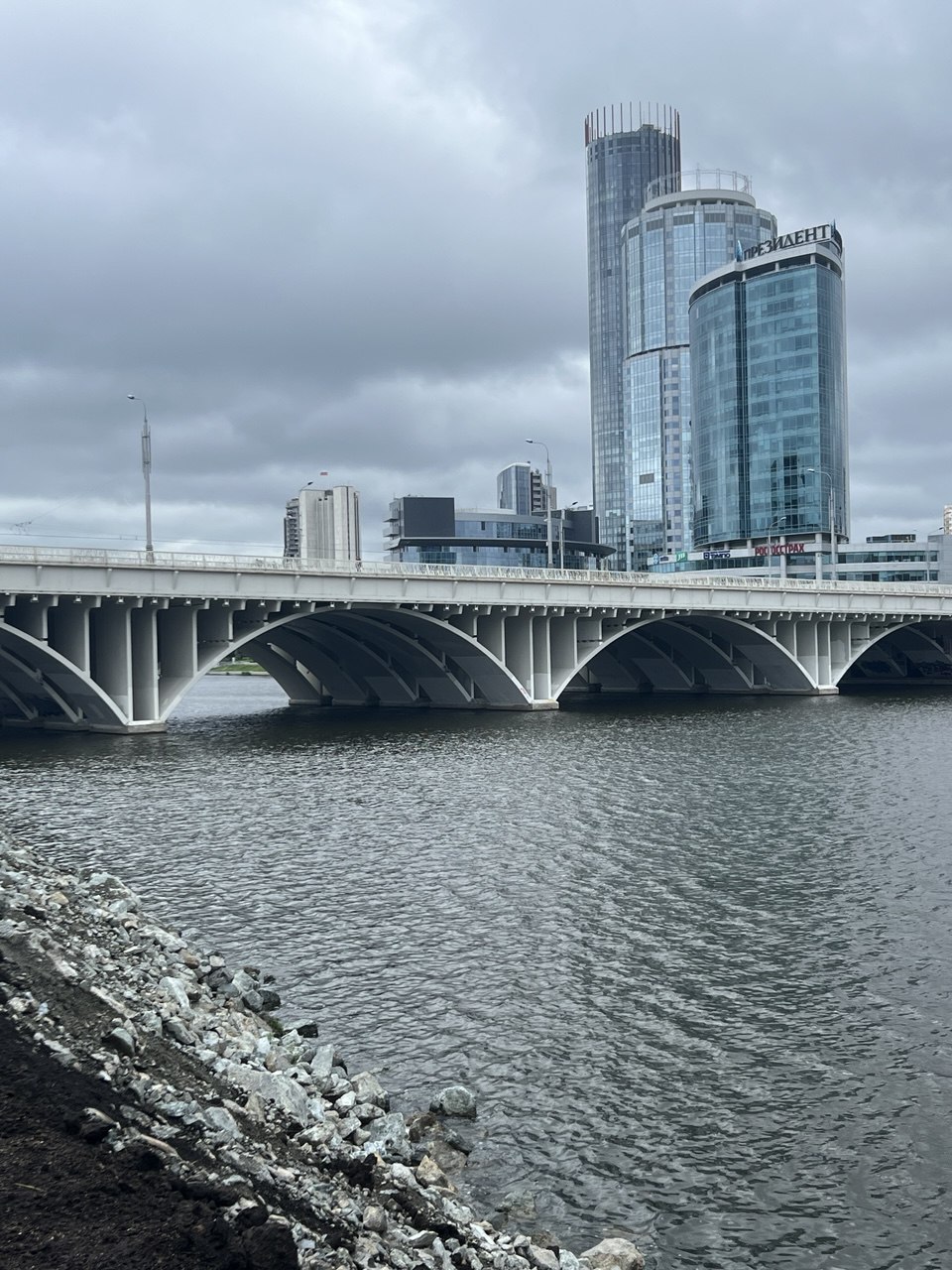 Охрану Макаровского моста в Екатеринбурге усилят за 50 миллионов рублей Мэрия Екатеринбурга объявила аукцион по поиску подрядчика для масштабной модернизации системы охраны Макаровского моста На эти цели власти готовы потратить до 50 миллионов рублей Согласно данным портала Госзакупки подрядчику предстоит установить оборудование для непрерывного мониторинга объекта сообщает ЕАН Новая система должна автоматически выявлять посторонних лиц транспортные средства и подозрительные предметы а также мгновенно передавать сигналы в экстренные службы В комплекс работ войдёт монтаж видеонаблюдения охранной сигнализации систем связи оповещения обработки данных и освещения На реализацию проекта отводится около года все работы должны быть завершены и сданы в эксплуатацию до 15 ноября Уралити