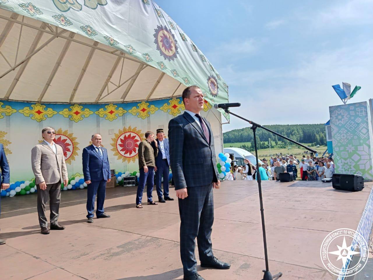 В Башкортостане продолжается торжественное празднование Сабантуя – одного из самых ярких и богатых национальными традициями праздников. Сегодня принял участие на Сабантуе в Илишевском районе. Поздравил всех тружеников с успешным завершением весенне-полевых работ и вручил заслуженные награды за значимые заслуги в области пожарной безопасности, высокое профессиональное мастерство и выдающиеся достижения в труде. Также наградил лучшие добровольные пожарные команды сельских поселений, поблагодарив их за неоценимый вклад в защиту населённых пунктов от пожаров, высокий уровень подготовки и сплочённость коллектива. Сабантуй стал настоящим праздником труда, символом добра, взаимопонимания, искренности и радости. От всей души желаю всем сельским труженикам богатых и щедрых урожаев! Выражаю огромную благодарность жителям Илишевского района за их трудолюбие и профессионализм! #Госкомитет_РБ_по_ЧС #Сабантуй2025 #Илишевский_район #безопасность