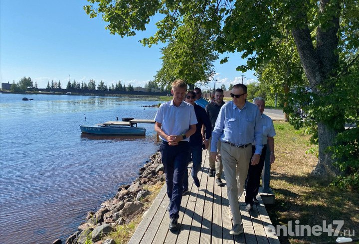 Александр Дрозденко оценил благоустройство Свирской набережной в поселке Вознесенье  Свирская набережная в поселке Вознесенье Подпорожского района стала современным и уютным пространством для прогулок и отдыха. Благоустройство этой территории прошло в рамках национального проекта «Жилье и городская среда» по программе «Формирование комфортной городской среды».  «Ну, люди тут гуляют с удовольствием. И, конечно, правильно то, что праздники здесь проводите, это хорошо», — прокомментировал глава региона.  Вдоль набережной теперь пролегают аккуратные пешеходные маршруты, обустроены места для отдыха, установлен деревянный настил, работает павильон ожидания парома. Для семей с детьми появилась площадка с необычной палео-песочницей, а любители природы могут наблюдать за птицами с специально выделенной зоны. Кроме того, здесь оборудованы лодочные причалы, что сделало территорию еще более функциональной и привлекательной.  На территории высажено 136 декоративных растений, установлено 36 малых архитектурных форм, а также 13 опор освещения. Все элементы тщательно продуманы — от эстетики до удобства. За несколько лет территория на берегу Свири преобразилась, став одной из главных точек притяжения в поселке.    Online47 — Всё о Ленобласти и не только