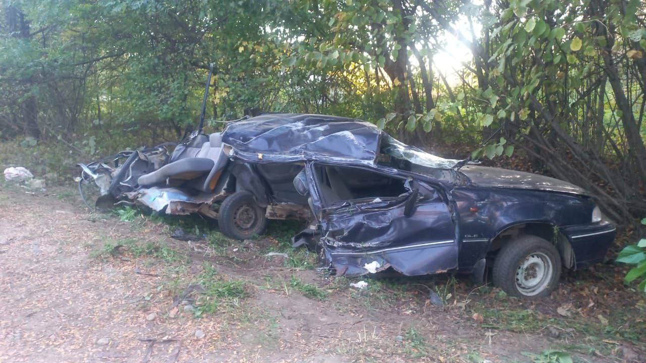 ‼ ДТП в Апшеронском районе: двое несовершеннолетних погибли и еще двое госпитализированы   9 октября около 15.00 на автодороге "Белореченск – Апшеронск" 18-летний водитель "Дэу Нексиа" не справился с управлением. В результате авто  съехало с проезжей части и перевернулось на опору ЛЭП.   В аварии двое несовершеннолетних пассажиров скончались на месте – мальчики 14 лет. Водитель авто и 15-летний пассажир с различными травмами госпитализированы.  Фото: Госавтоинспекция Кубани