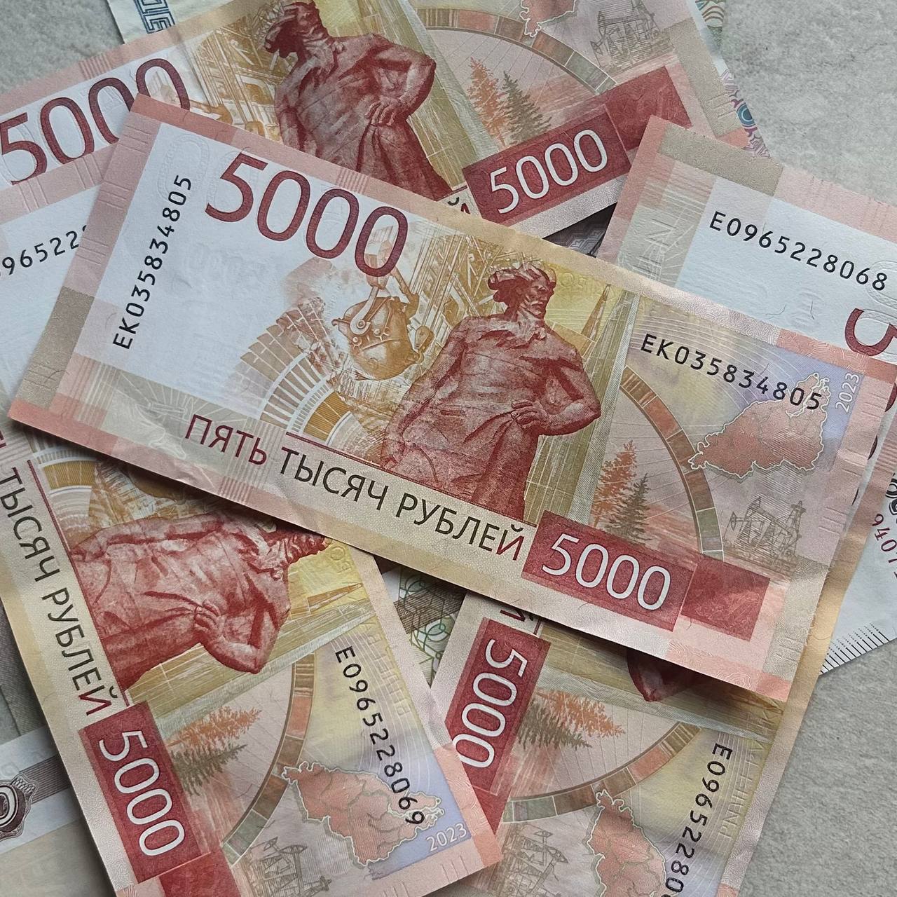 С новосибирского эзотерика взыскали 60 млн рублей Житель Новосибирска, промышлявший эзотерикой, получил от граждан десятки миллионов рублей — и привлёк внимание банка. Из-за подозрительных переводов счёт заблокировали, а мужчине предложили подтвердить законность доходов. Чтобы снять арест, он пошёл на хитрость — оформил липовый договор займа со знакомым, будто бы должен был ему те самые 60 миллионов. Но схема не сработала: Центральный районный суд признал договор фиктивным, а все деньги обращены в доход государства. Прислать новость