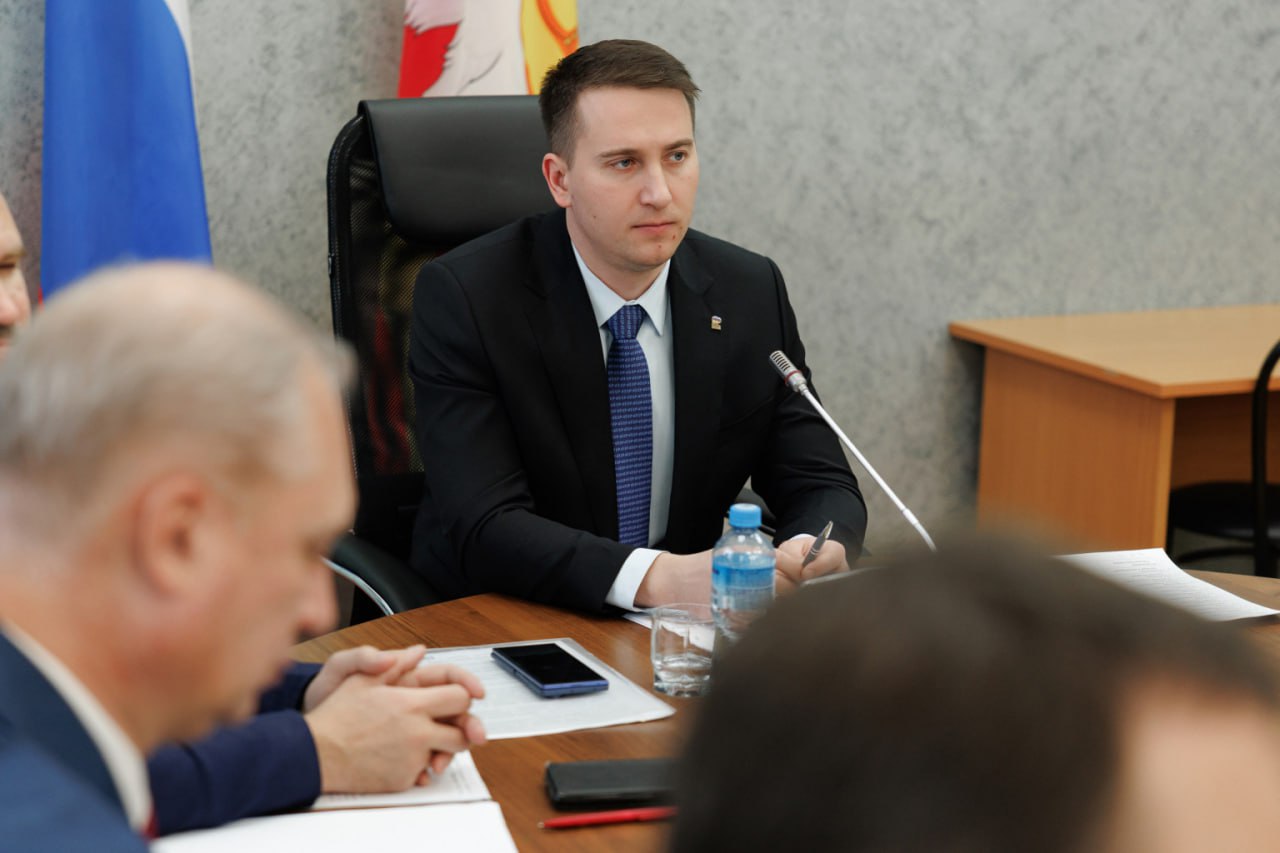 Виталий Маслов На Южном Урале различные категории граждан получают целевую поддержку на улучшение жилищных условий Председатель комитета по строительной политике и ЖКХ Виталий Маслов о мерах государственной поддержки отдельных категорий граждан для улучшения жилищных условий на территории Челябинской области Государственная поддержка отдельным категориям южноуральцев в целях улучшения жилищных условий один из социально значимых вопросов Комитет по строительной политике и жилищно коммунальному хозяйству рассматривает его ежегодно обсуждаем с профильными министерствами проблемы возникающие в ходе реализации мероприятий находим пути их решения Обеспечение жильем ряда категорий граждан осуществляется в рамках федеральных и региональных госпрограмм Обсудили виды жилищного фонда находящегося в государственной собственности Челябинской области категории граждан которым предоставляется жилье а также потребность в предоставлении жилья Напомню к категориям граждан имеющим право на государственную поддержку относятся участники ликвидации последствий радиационных аварий и катастроф пострадавшие в результате этих аварий вынужденные переселенцы граждане выехавшие из районов Крайнего Севера молодые семьи Меры поддержки включают предоставление жилых помещений субсидии и социальные выплаты на приобретение и строительство жилья удостоверенных государственным жилищным сертификатом и другие меры поддержки по улучшению жилищных условий жителей области Этот вопрос остается важным с депутатского контроля его не снимаем прокомментировал Виталий Маслов Подписывайтесь на Парламентскую неделю