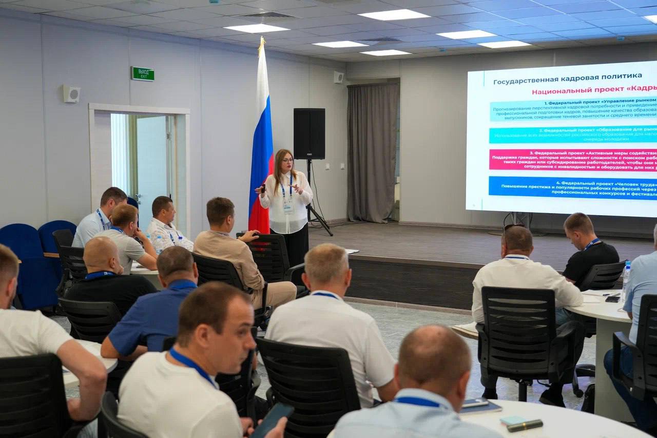 Начальник отдела профессионального развития государственных гражданских служащих Минтруда ЛНР выступила перед участниками проекта «Герои Луганщины» Начальник отдела профессионального развития государственных гражданских служащих Министерства труда и социальной политики ЛНР Юлия Рубан выступила в качестве спикера на кадровом проекте «Герои Луганщины». Она представила лекцию о государственной кадровой политике и системе управления кадрами в органах публичной власти. Государственная кадровая политики является ключевым элементом эффективного государственного управления подчеркнула Юлия Рубан. В рамках лекции участники были ознакомлены с теоретическими основами государственной кадровой политики, особенностями формирования государственной кадровой политики в ЛНР и её реализацией на государственной гражданской службе Луганской Народной Республики. Внимание слушателей было обращено на роль и значение профессионального развития государственных гражданских служащих и иных инструментов кадровой работы в государственных органах Республики. В настоящее время в государственных органах начат процесс формирования кадровых резервов, а также изучена потребность в обучении гражданских служащих в рамках профессионального развития на 2026 год. Это важные направления работы, которые влияют на качество государственного управления отметила Юлия Рубан. МИНТРУД ЛНР