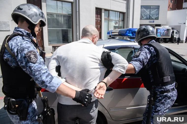 Житель Перми, который устроил стрельбу из оружия в магазине «Монетка» в микрорайоне Парковый, задержан сотрудниками Росгвардии. Ранее он уже привлекался к уголовной ответственности.  «Мужчина был задержан правоохранителями. Ему 38 лет. Ранее он был судим», — сообщает Properm со ссылкой на свои источники.  Стрельба произошла вечером 16 июля в магазине «Монетка» на улице Желябова. У кассира не оказалось сдачи, тогда мужчина пришел в бешенство и открыл стрельбу. На место ЧП прибыли сотрудники Росгвардии. Чтобы задержать нарушителя, им пришлось стрелять по колесам его авто.  Источник    ЧП Пермь    Прислать новость