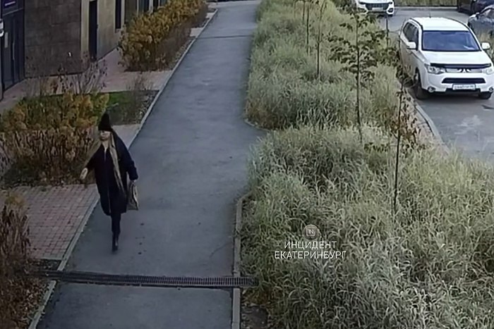 На Эльмаше возле ЖК Изумрудный Бор рассыпали собачью отраву На Эльмаше возле ЖК Изумрудный Бор рассыпали собачью отраву Об этом сообщает паблик Инцидент Екатеринбург во Вконтакте Местные рассказали что это сделала одна из жительниц ЖК Пострадали питомцы минимум 3 может больше Находятся в тяжёлом состоянии рассказал паблику екатеринбуржец Некоторые владельцы пострадавших собак уже обратились в полицию uralweb ru