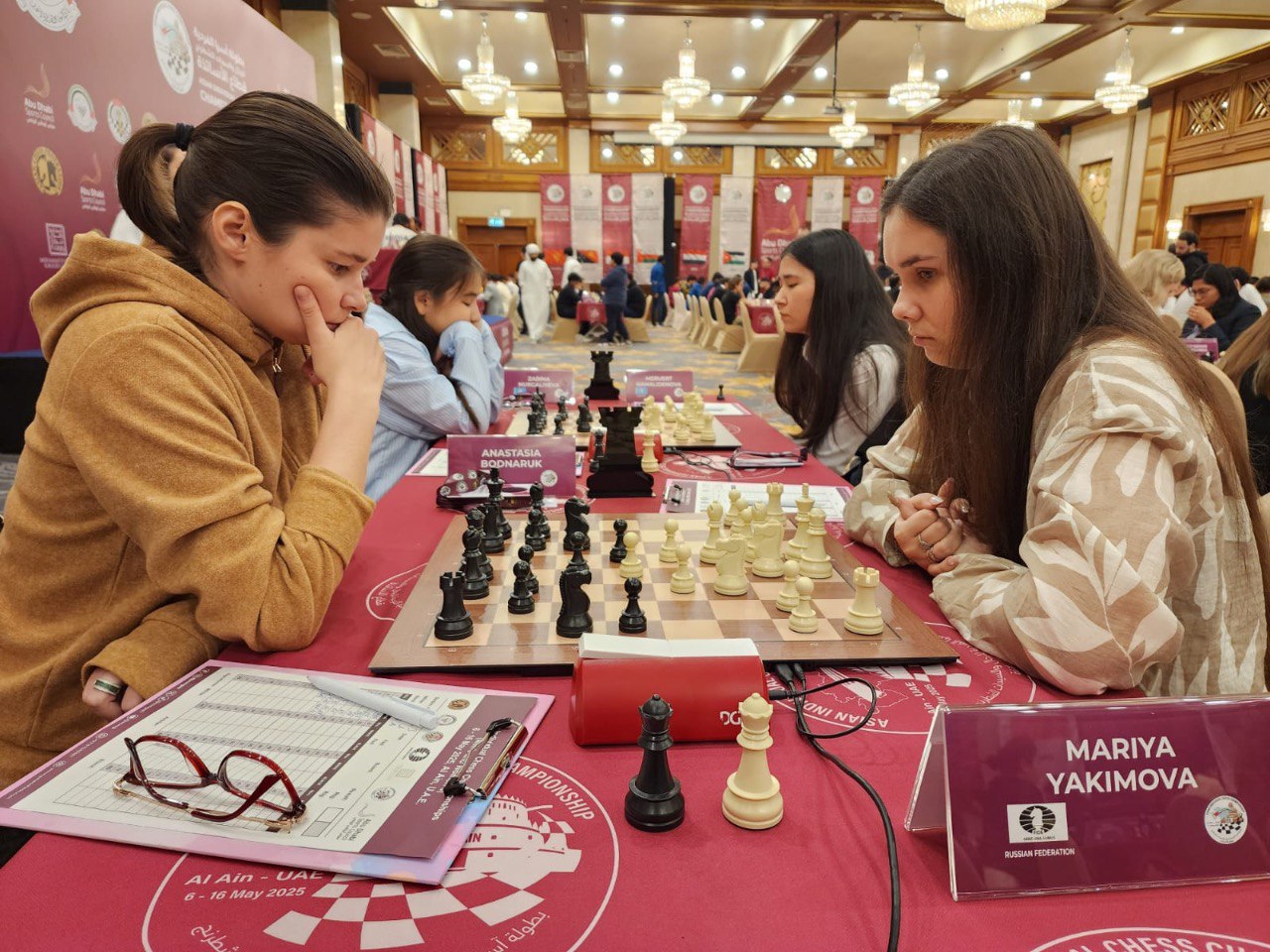 Сегодня в Эль-Айне состоится четвертый тур тур чемпионатов Азии среди мужчин и женщин, а также пройдут чемпионаты Азии по блицу. Пары лидеров, открытый турнир: Вохидов - Данешвар Пранав - Сарин Мовахед - Картикеян Салем - Пранит Сюй Сянюй - Шрихари Ян Цзылун - Пранеш Иниян - Мэн Ихань Илампарти - Гребнев Пары лидеров, женский турнир: Боднарук - Гунина Мунгунзул - Хамдамова Гиря - Шрия Начало 4-го тура - в 09:00 МСК. Чемпионаты по блицу стартуют в 16:00 МСК. Техническая информация Трансляция партий Сайт АШФ