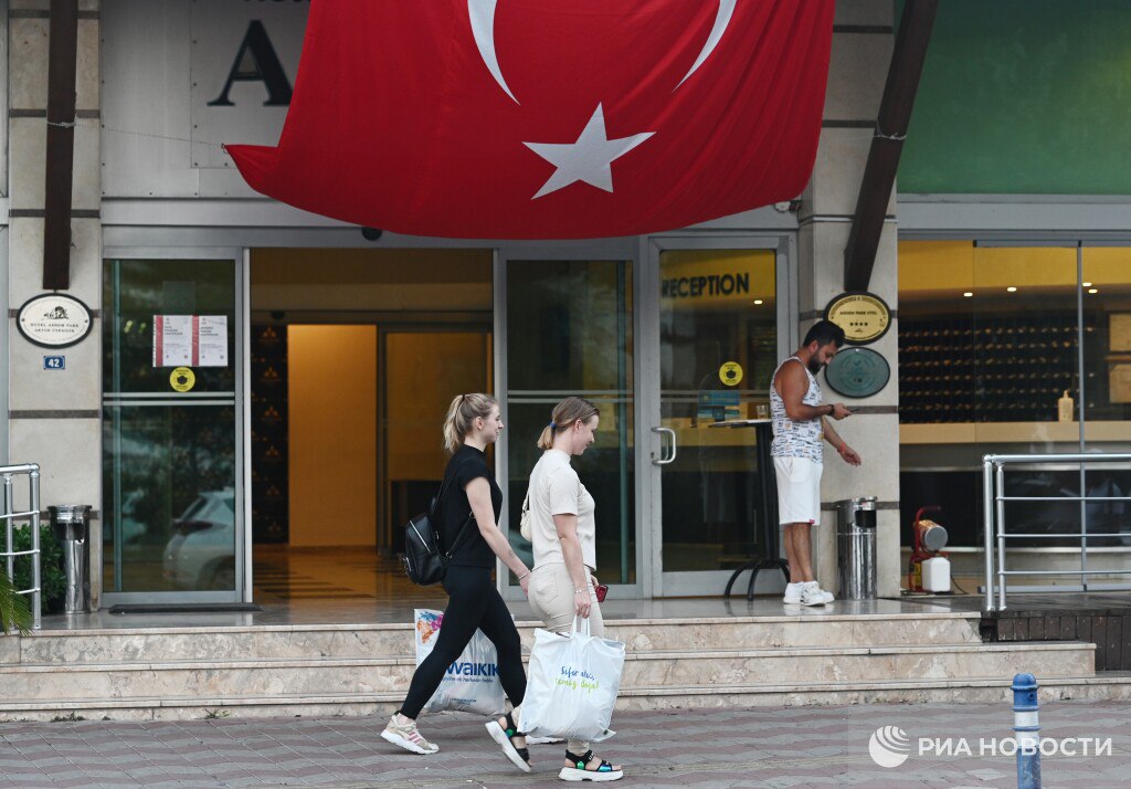 Россиянки вошли в топ 5 иностранных невест в Турции за 2025 й Так замуж в Турции в прошлом году вышли 1635 россиянок это около 6 от общего числа браков с иностранцами При этом годом ранее за турок вышли более 2000 россиянок а в 2023 м более 2 4 тысячи Подписаться на РИА Новости