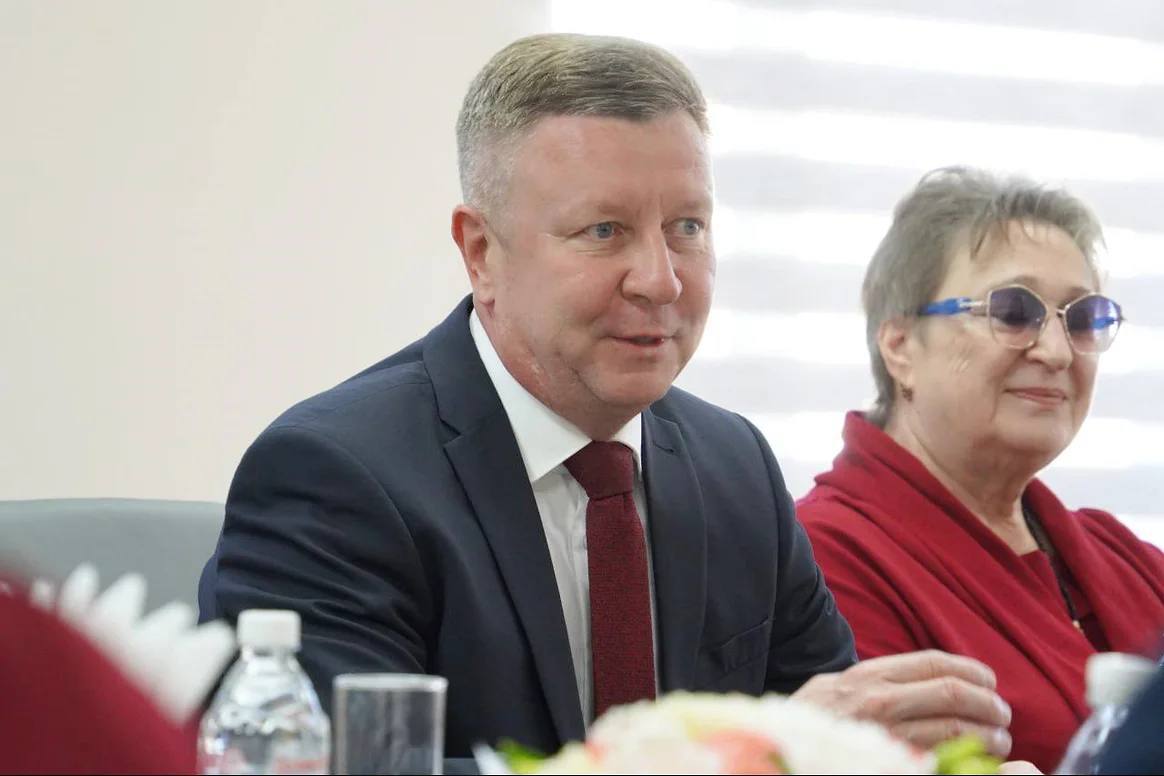 Активы экс главы Крымского района Кубани Сергея Леся и его семьи арестованы стало известно Ъ Кубань Ранее его задержали по подозрению в хищении государственных участков на сумму 2 млрд руб Прокуратура подала иск об обращении в доход государства имущества Сергея Леся его родных и знакомых Истцами также выступают Минфин Федеральное казначейство и ФССП Telegram канал Сергея Леся Подписывайтесь на Ъ Оставляйте бусты