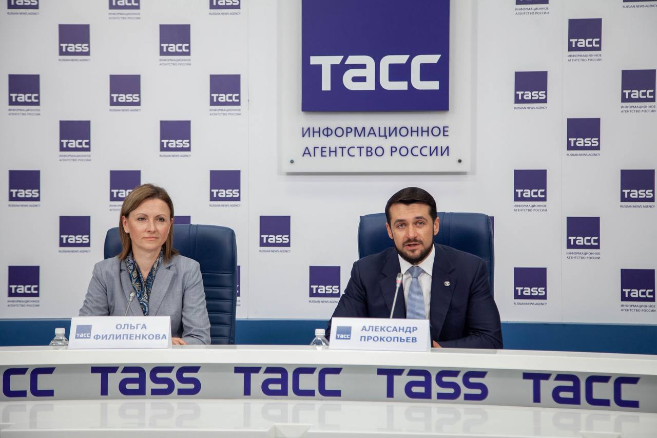 Республика Алтай в Москве представила свой туристический бренд. «У региона появился свой официальный знак, – подчеркнул вице-премьер РА Александр Прокопьев. – Брендом «Алтай» будут отмечаться проверенные, верифицированные туристические объекты и сервисы республики – и на сайте туроператора, и на входной группе объектов размещения, на упаковке местных гастрономических товаров или сувениров». Создатели ставили перед собой цель разработать узнаваемый бренд, который будет положительно восприниматься не только в России, но и за рубежом. Его миссия – транслировать культурное наследие и природные особенности Республики Алтай, подчеркивая ее историческую ценность и привлекая современного туриста, ценящего экологичность, уважение к местным традициям и аутентичные впечатления. «Бренд «Алтай» – это не просто логотип и слоган, это знак качества туристической индустрии региона», – подчеркнула первый замминистра экономического развития РА Ольга Филипенкова. – Новый визуальный стиль, сочетающий тектоническую форму, монументальность и современную гибкость, отражает живой и динамичный характер региона». Важно отметить, что бренд официально зарегистрирован, и патент принадлежит Министерству экономического развития Республики Алтай. Любое использование бренда требует получения официального разрешения от ведомства. Это гарантирует соблюдение стандартов качества и сохранение целостности бренда.