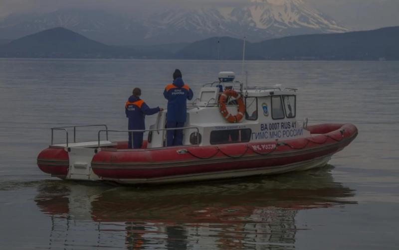 На Камчатке объявили сроки закрытия навигации для маломерных судов С 18 октября в Карагинском Олюторском и Пенжинском районах Камчатки закроют навигацию для маломерных судов сообщает Камчатка Сегодня С 1 ноября это ограничение распространится на Петропавловск Камчатский Вилючинск и другие муниципалитеты края В период закрытой навигации выходить на воду опасно В этом году спасатели уже выезжали на помощь рыбаку в Пенжинском районе он попал в ловушку из за подмерзания лодки предупредил врио заместитель председателя правительства Камчатского края Сергей Тюлькин Ледообразование понижение температуры воды и усиление ветра создают риск обледенения судов что ухудшает их управляемость и может привести к трагедии Подписаться Прислать Чат