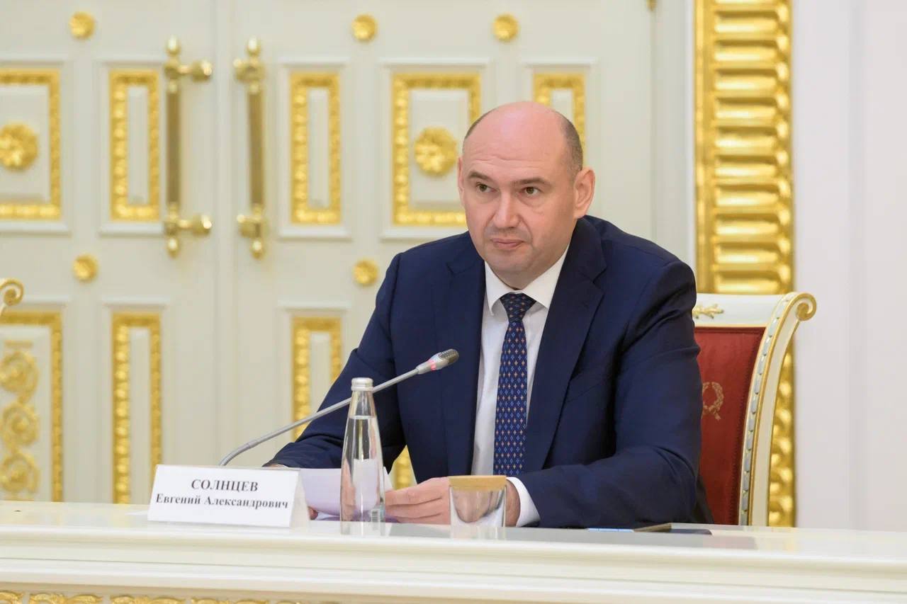 РИА56 Где можно посмотреть церемонию инаугурации губернатора Оренбуржья Евгения Солнцева Напомним что сегодня в 14 00 состоится вступление Евгения Солнцева в должность Губернатора Оренбургской области Прямую трансляцию церемонии можно посмотреть на следующих ресурсах в эфире телеканала ОРТ на сайте ort tv ru в социальных сетях ОРТ ВКонтакте Одноклассники и в телеграм канале на платформе RuTube в телеграм канале Вести Оренбуржья в сообществе Вести Оренбуржья ВКонтакте на сайте Вестирама в официальных аккаунтах главы региона Евгения Солнцева и Правительства Оренбургской подробнее на канале РИА56