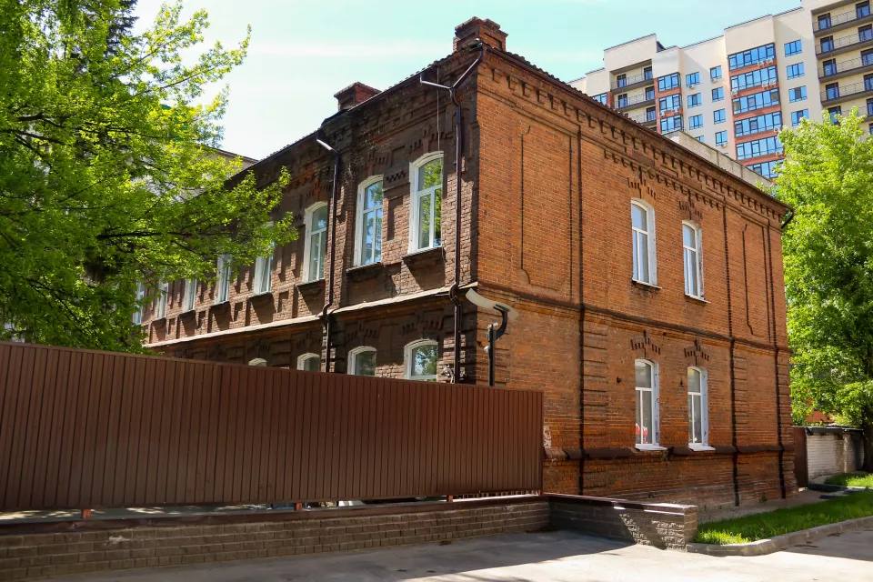 В Барнауле отреставрируют здание-памятник на проспекте Сибирском, 43. Этот образец дореволюционной архитектуры входит в состав комплекса бывшего ликеро-водочного завода или просто "ликерки" с непростой историей, территорию которого в середине 2010-х годов застроили многоэтажками. В настоящее время краевые власти в лице учреждения по содержанию административных зданий запустили поиск подрядчика для разработки проекта реставрации. Цена вопроса – более 4 млн рублей. Сейчас кирпичная постройка используется под чисто административные цели. В старинном доме размещается пункт отбора на военную службу по контракту военного комиссариата Алтайского края. Однако изначально это был жилой дом. И не абы кого, а управляющего Казенным винным складом Минфина Российской империи. Подробнее о том, что осталось от исторического ансамбля и как он выглядит сейчас, читайте в нашем материале. ТОЛК