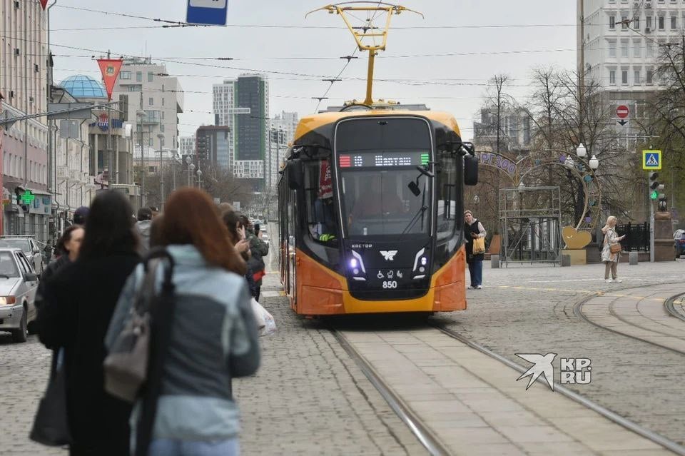 Транспортная реформа в Екатеринбурге всё-таки дошла и до трамваев. Собственно, тут ничего особо не реформируют — просто закупают два новых трамвая. Один дынно-желтый и оранжевый с элементами черного янтаря. А второй — красно-белый с графитово-черными вставками. Если б не эти вставки, было бы в чистом виде "Красное & Белое". При всем том трехсекционным будет только один трамвай.   Все бы неплохо, если бы не одно обстоятельство. Ещё в июне мэрия обещала закупить в 2024 году 25 новых трамваев, причем двух-трехсекционных. Получается, что итоговое количество дисконтировали в 12 раз. Но и два новых трамвая, безусловно, лучше, чем ноль. Но давайте еще раз посмотрим на график закупок трамваев для Челябинска.   Челябинск, который всегда считался догоняющим по отношению к Екатеринбургу, за 2023 год купил 81 трамвай. Еще раз: Челябинск — 81, Екатеринбург — 2.   Ощущается мощь третьей столицы?