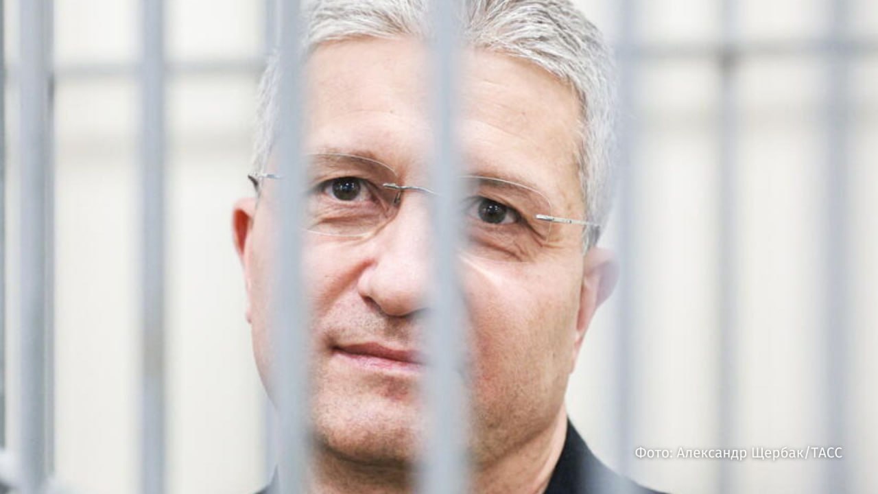 Мосгорсуд вернул бывшему замминистра обороны Тимуру Иванову дом с участком следует из сообщения пресс службы судов общей юрисдикции столицы Московский городской суд отменил решение районного суда в части обращения в доход Российской Федерации имущества в виде земельного участка и жилого дома говорится в сообщении 1 июля Мосгорсуд назначил бывшему заместителю министра обороны РФ наказание в виде 13 лет колонии Помимо этого Иванову выписали штраф в размере 100 миллионов рублей и лишили госнаград По версии следствия он вступал в преступный сговор с главами подрядных организаций работавших на объектах Минобороны и заключал с ними контракты в обмен на личное вознаграждение IZ RU в Telegram в MAX