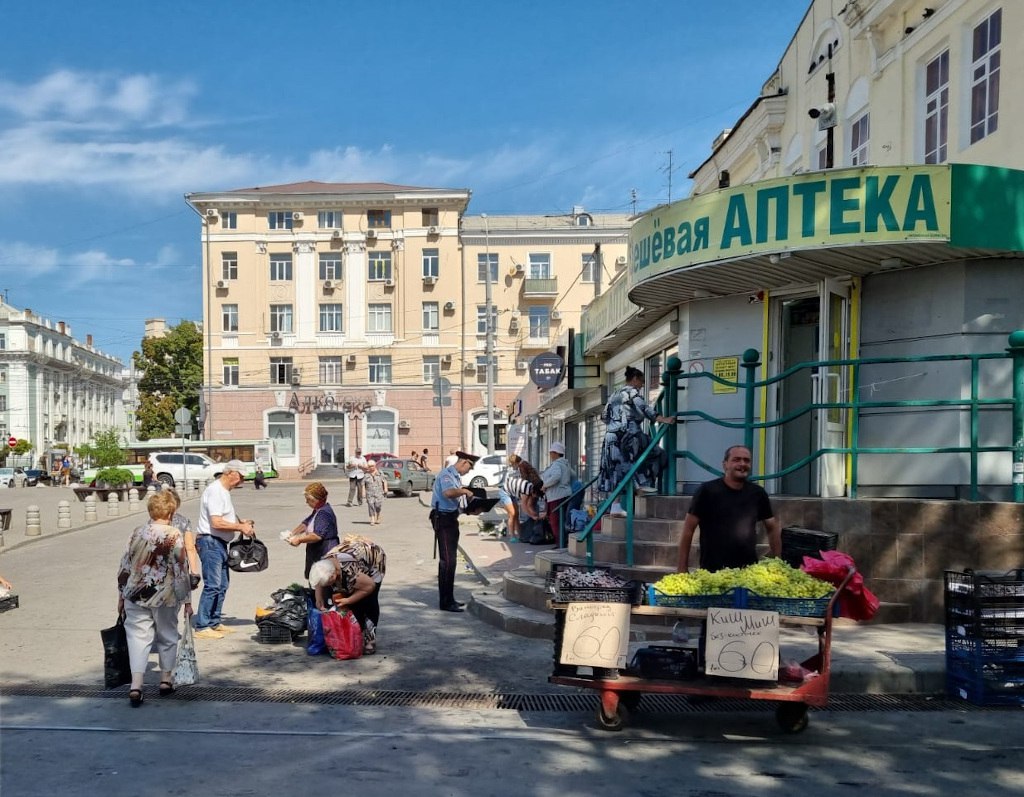 В Ростове на депутата Госдумы Милонова напали в ларьке с вейпами Депутат Госдумы РФ Виталий Милонов сообщил, что на него напали в ларьке с вейпами у Центрального рынка Ростова. По словам депутата, он посетил кафедральный собор, неподалёку заметил ларёк с вейпами. Оказалось, что там практически вся продукция состоит из контрафакта. Тогда он вызвал полицию. Во время проверки продукции в ларёк ворвался какой-то мужчина, стал толкать Милонова и полицейских. В итоге дебошира задержали. Предложи нам новость