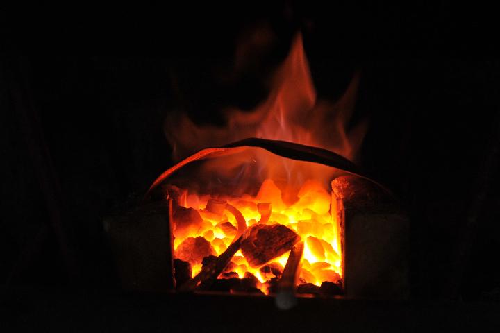 Девушка из Бурятии сожгла полмиллиона рублей в печи скрывая преступление Дорогая деньги пропали запаниковал взволнованный фермер В одном из районов Бурятии в доме у директора крестьянско фермерского хозяйства из тайника пропала крупная сумма денег Незадолго до этого сибиряк продал коров на сумму более 2 1 миллиона рублей Доход он завернул в рубашку и спрятал в шкафу После удачной продажи скота семья поехала в Улан Удэ чтобы купить автомобиль Однако сделка не состоялась Вернувшись домой и пересчитав наличные из тайника мужчина обнаружил что в заначке не хватает 485 тысяч рублей Кто бы мог украсть деньги если вся семья уехала из дома Оказалось что на момент отсутствия хозяев в их доме временно жила 23 летняя девушка которая встречалась с сыном потерпевшего фермера Пока ее будущие родственники уехали за машиной она присматривала за их маленьким ребенком Продолжение в материале КП Иркутск Фото Игорь ЧАБАНЕНКО