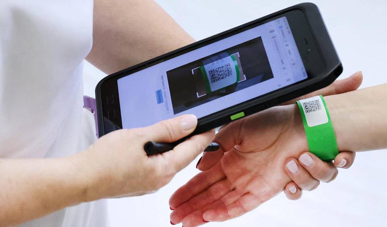 Во всех московских больницах ввели идентификацию пациентов по QR коду При поступлении в стационар выдается специальный браслет Персонал сканирует код на нем при выполнении медицинской манипуляции В системе ЕМИАС фиксируются время и факт процедуры Так врачи и медсестры видят лечебно диагностический путь пациента отметила заммэра столицы по вопросам социального развития Анастасия Ракова Раньше браслеты применяли только во флагманских центрах и приемных отделениях больниц в зоне проведения осмотра пациентов с использованием системы Триаж Она предполагает распределение на группы по степени тяжести состояния Пресс служба Департамента здравоохранения Москвы Подпишитесь на Ведомости