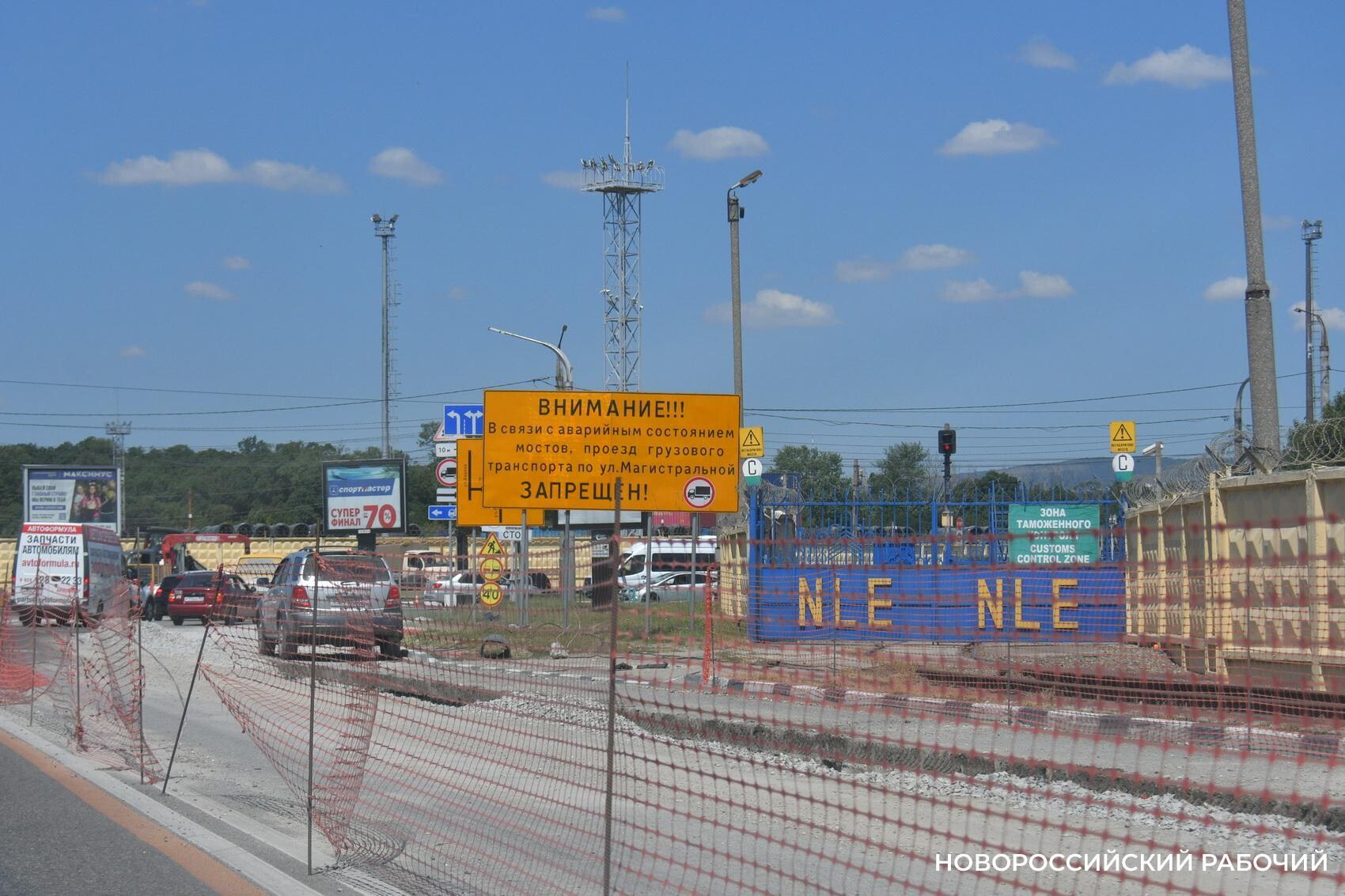 НР дороги В Новороссийске асфальт на разрытой улице Мира восстановят ближе к зиме Основные работы завершены но окончательную заасфальтированную дорогу водители увидят только 20 ноября после того как будут выполнены работы по восстановлению железобетонной плиты основания Что касается других разрытий филиал АО АТЭК сообщает о ежедневных работах по благоустройству на участках ремонтов Недавно восстановили благоустройство по ул Героев Десантников 33 Мысхакское шоссе 73 Суворовская 39 49 Алексеева 25 Куникова 38 43 До 8 сентября должны завершиться работы на улице Видова 65 Сроки замены транзитного трубопровода в подвале дома по ул Набережная 61 также затягиваются финал работ ожидается около 15 октября из за постоянного подтопления и сложных условий novorab official