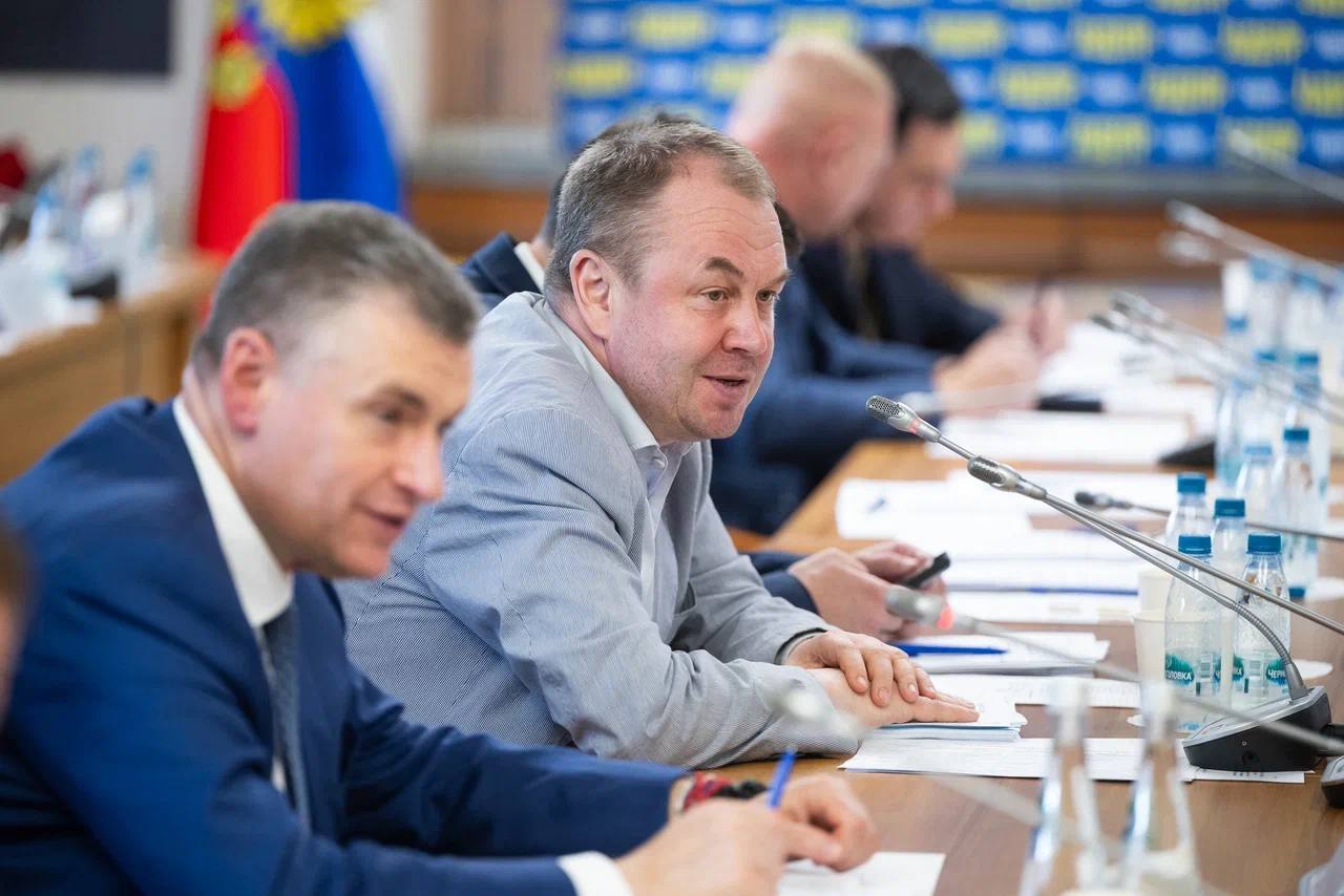 Станислав Наумов: креативные индустрии должны стать драйвером регионального развития Замруководителя фракции ЛДПР в Госдуме Станислав Наумов на встрече с Ольгой Любимовой затронул тему развития креативных индустрий и состояния домов культуры в регионах. По словам парламентария, именно эти площадки способны стать точками притяжения для молодёжи и центрами новой экономической активности. «Домов культуры в аварийном состоянии — тысячи по стране. И при этом мы говорим, что хотим вовлекать молодёжь в культуру и творчество. Давайте дадим ей площадки, инструменты и понятные механизмы поддержки», — отметил Станислав Наумов. Ольга Любимова подчеркнула, что в ряде регионов уже работают школы креативных индустрий, где подростки в возрасте от 12 до 17 лет бесплатно осваивают навыки в сфере фото, видео, дизайна и звукозаписи. «Это ребята, которые не рисуют на заборах, а работают на планшетах. Они учатся снимать, писать, монтировать — и делают это профессионально. У таких подростков есть шанс не только самореализоваться, но и обрести профессию», — заявила Министр культуры.