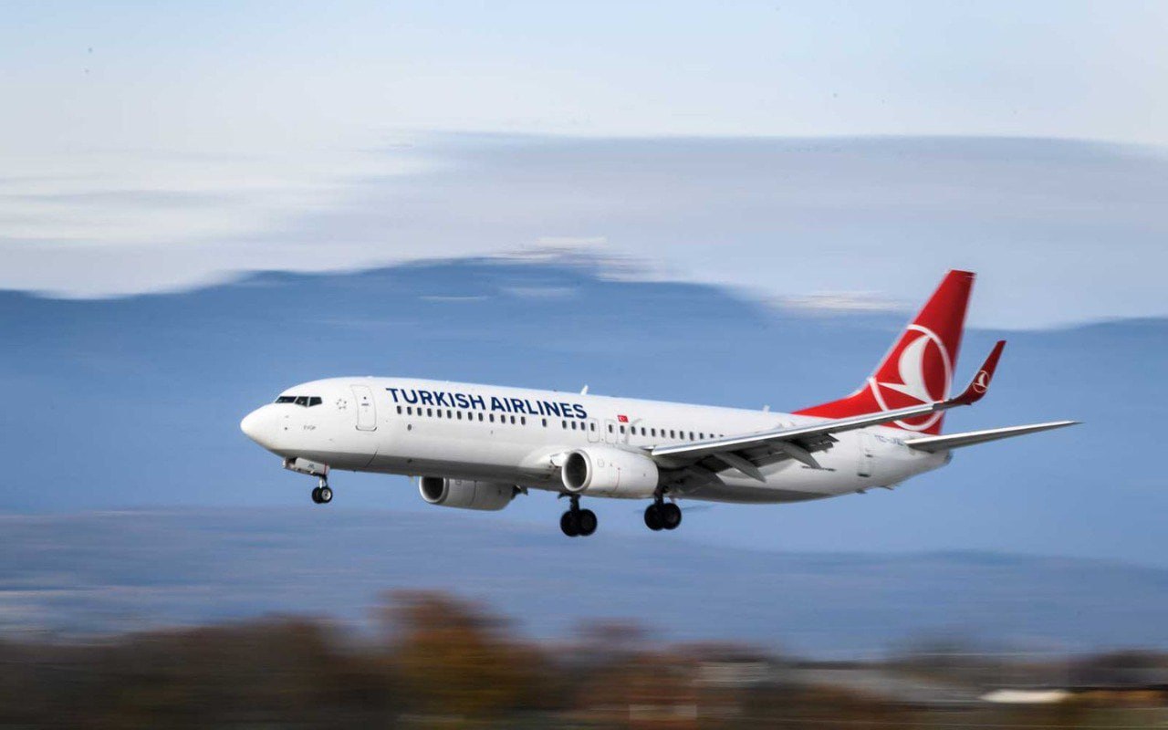 Росавиация готовит уведомление для Turkish Airlines о «недопустимости нарушений прав пассажиров на рейсах в/из России» Также в ведомстве отметили, что рассматривается возможность сокращения числа рейсов авиакомпании, выполняемых сверх соглашений между авиационными властями России и Турции. Поводом для этих мер стали задержки рейса Москва Внуково — Бодрум. Как сообщает Росавиация со ссылкой на телеграм-канал «Осторожно, новости», самолет должен был вылететь в 2:55 мск 18 июля, но к вечеру представитель перевозчика так и не появился перед пассажирами. Кроме того, авиакомпания не обеспечила их питанием и размещением в гостинице и не выдавала багаж, поэтому они не могли отказаться от перелета и воспользоваться другими рейсами. Согласно регламенту, если задержка составляет более двух часов, авиакомпания обязана предоставить пассажирам питье, если более четырех — горячее питание, а при восьми и более — гостиницу и трансфер Источник: Тайны Кремля