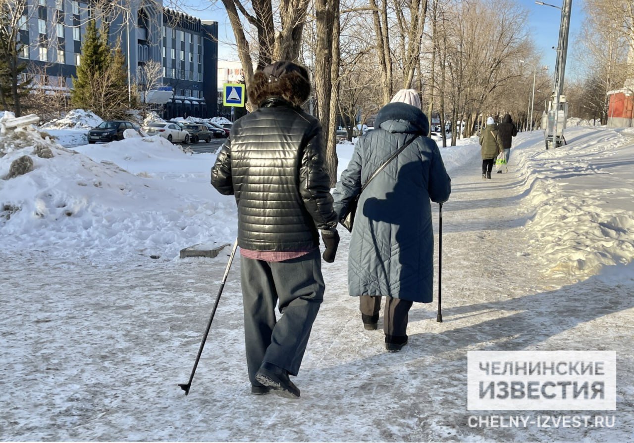 В Татарстане средняя продолжительность жизни составила 74,59 года  По итогам 11 месяцев 2024 года, средняя продолжительность жизни в Татарстане составила 74,59 года. Смертность составила 11,3 человека на тысячу населения. Такие данные привел на заседании Госсовета РТ глава Минздрава РТ Марсель Миннуллин.  Он отметил, что население стареет – выросла доля жителей в возрасте 60 лет и старше. При этом смертность сельского населения в Татарстане превышает российские показатели. Потому в 2024 году Минздрав уделял особое внимание повышению эффективности передвижных мобильных комплексов и совершенствованию работы ФАПов. Есть положительный результат - снижение смертности на селе до 13 случаев на тысячу населения.  Миннуллин отметил, что 80% смертей в трудоспособном возрасте приходится на мужчин. Основные причины смертности среди населения от 40 до 65 лет – социально значимые заболевания, в том числе употребление алкоголя.