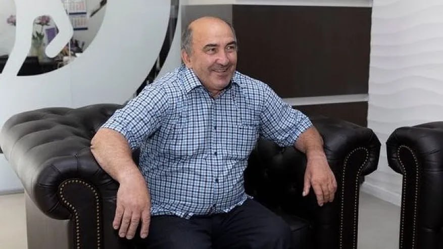 Пенсионер из Кирова стал миллионером, просто поучаствовав в лотерее Горожанин приобрел билет "Жилищной лотереи" и выиграл 5 миллионов рублей. Первым, с кем он поделился радостной новостью, была его супруга. Этот выигрыш стал подарком на их 32-ю годовщину свадьбы. Бывший водитель, а ныне счастливый дедушка одиннадцати внуков и прадедушка трех правнуков, Павел Иванович всегда считал семью своим главным мотиватором. "Получив выигрыш деньгами на счет, я был очень рад! На призовые средства купил новый автомобиль и сделал ремонт в доме", – рассказал победитель. Источник: Столото