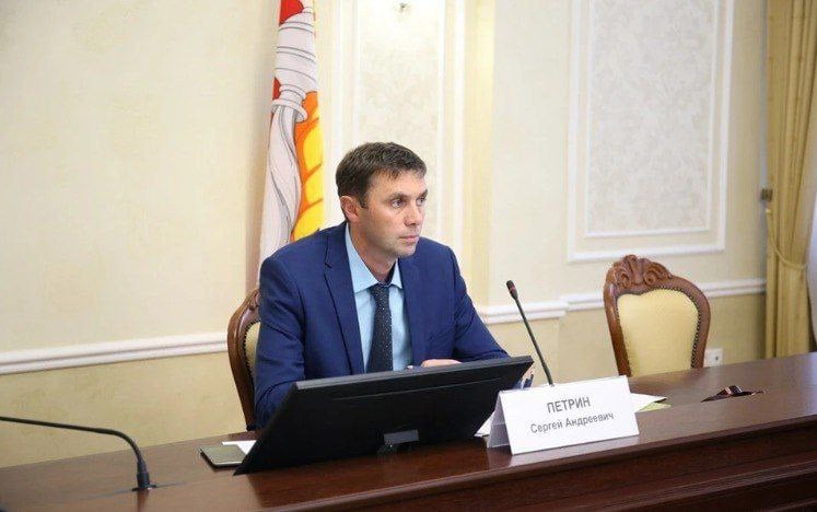 Мэр Сергей Петрин призвал воронежцев активно голосовать за объекты для благоустройства В Воронеже продолжается процесс всероссийского голосования за любимые зоны отдыха, которые могут обновить уже в 2026 году в рамках федеральной программы «Формирование комфортной городской среды». В нем от города участвуют 24 общественных пространства, расположенные в разных районах. Уже более 72 тысяч воронежцев сделали свой выбор. Об этом мэр Сергей Петрин рассказал в своем официальном телеграм-канале 2 июня. Сейчас лидирующее место занимает набережная Артамонова. За ее обновление отдали свои голоса более 9,5 тысяч человек. На второй и третьей позиции – скверы Петровский и Надежда. Подробнее: