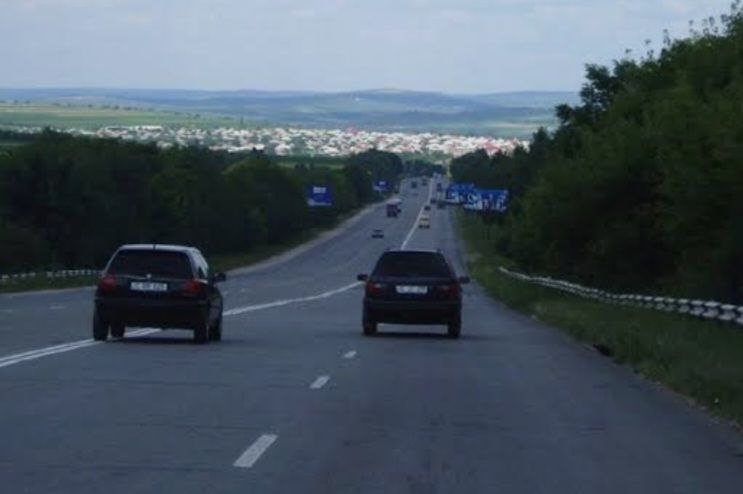 Министр Боля С 2028 года в Молдове планируют ввести плату за пользование национальными дорогами Размер платежа будет зависеть от частоты поездок а оплату можно будет вносить за разные периоды Новая плата будет действовать по модели аналогичной той что применяется в Румынии и её можно будет оплачивать за разные периоды от одного дня до одного года сообщил министр инфраструктуры Владимир Боля Министр уточнил что размер платы будет зависеть от частоты использования национальных дорог Водители которые ездят по ним ежедневно будут платить больше чем те кто пользуется дорожной инфраструктурой лишь время от времени В период с 2028 по 2034 год плата будет рассчитываться исходя из количества дней в которые автомобиль передвигался по национальным дорогам Сбор информации планируется осуществлять с помощью камер установленных на въездах на эти дороги Просто деньги нужны