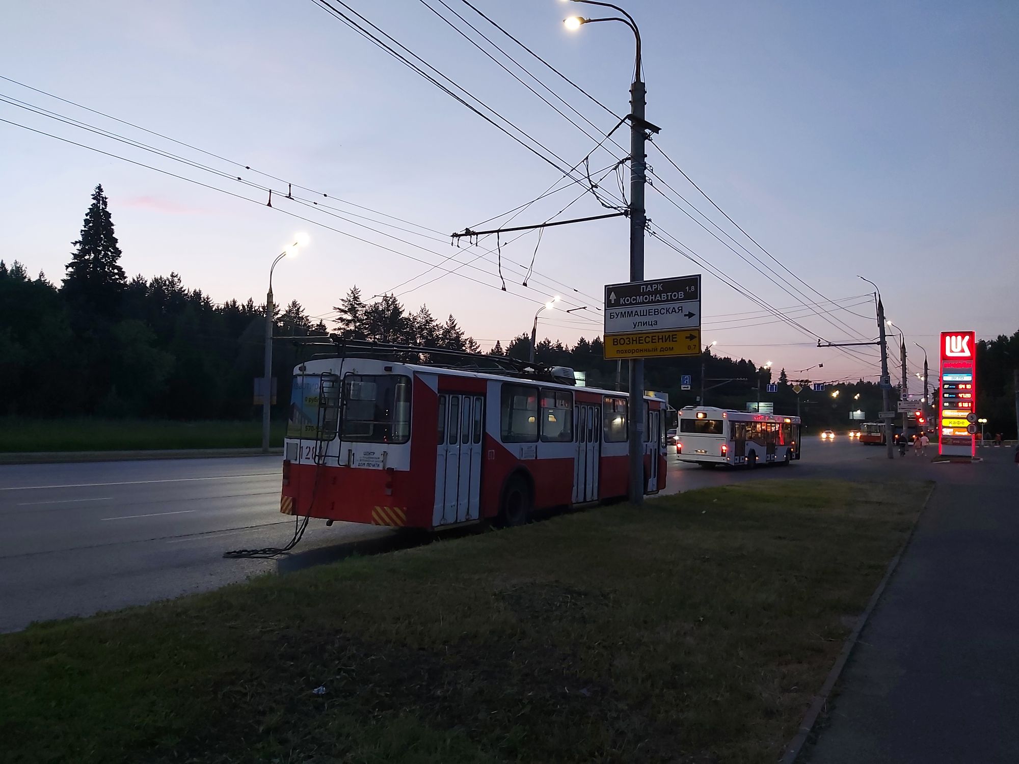 Удмуртия получит 70 новых автобусов по льготному лизингу через Государственную транспортную лизинговую компанию Заявка республики уже одобрена Об этом сообщил депутат Госдумы от Удмуртии Олег Гарин Обновление парка коснется как Ижевска так и районов республики Пятьдесят автобусов большого класса поступят в Ижевск Они придут на смену старым троллейбусам В районы Удмуртии направят 12 машин среднего класса и 8 автобусов малого класса Фото ИА Сусанин