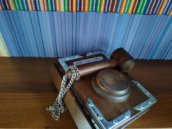 СУЭК получит 2 5 млрд неустойки за сорванную поставку вагонов Объединенная вагонная компания должна выплатить СУЭК 2 5 млрд руб по решению суда Такой размер неустойки определен в деле о срыве контракта на поставку угольной компании грузовых вагонов общей стоимостью 46 4 млрд руб Подробнее