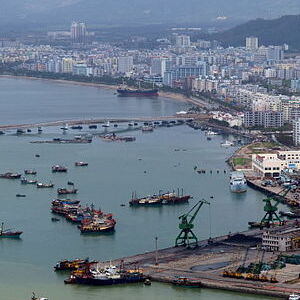 Новый прямой авиамаршрут откроется для жителей Иркутска в следующем году С 22 февраля компания IRAERO запускает рейсы из Иркутска в китайский город Санья Летать будут на лайнерах Superjet 100 один раз в неделю по воскресеньям Санья город окружного значения на юге острова Хайнань в одноимённой провинции Китая Город является одним из самых популярных морских курортов Китая В частности там часто проходят различные международные выставки конференции конкурсы и спортивные соревнования