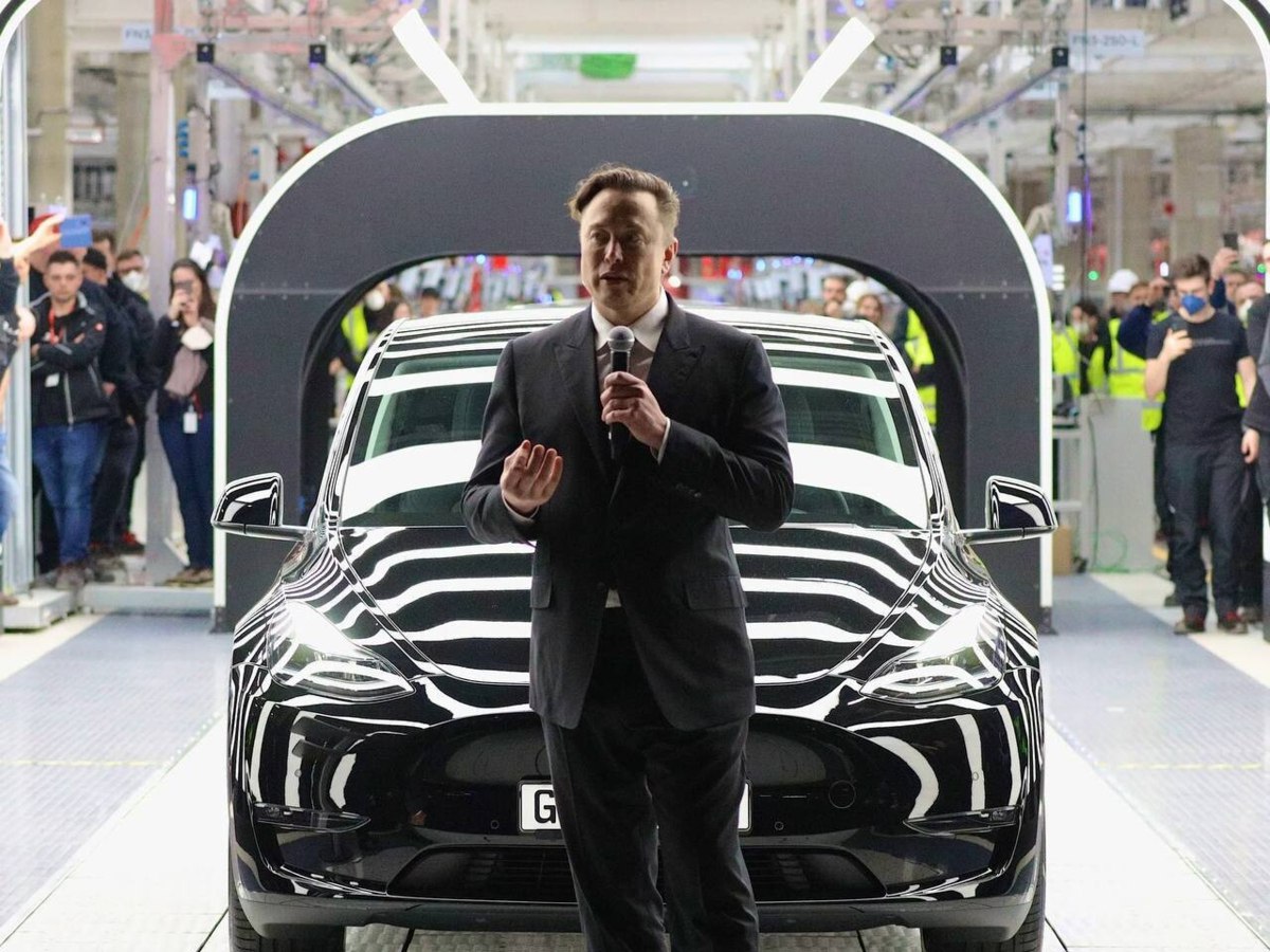 Совет директоров Tesla одобрил новый компенсационный пакет для Илона Маска на $29 млрд. Он сможет получить его, если проработает на посту гендиректора компании ещё два года.   В январе 2024 году суд штата Делавэр отменил решение совета директоров от 2018 года о выплате Маску вознаграждения в размере $56 млрд. В марте 2025-го миллиардер подал апелляцию  vc.ru/money/2137904