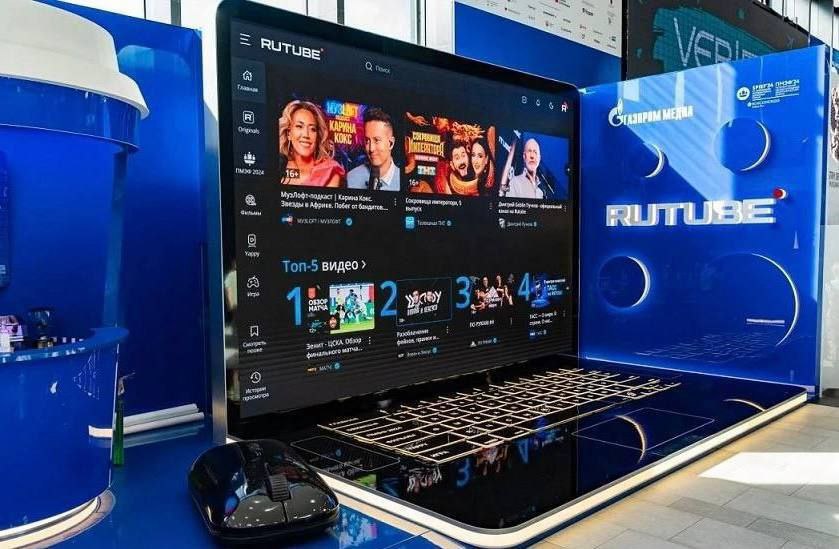 Количество просмотров видео на RUTUBE за год увеличилось в 7,5 раза За первые шесть месяцев 2025 года количество просмотров на RUTUBE превысило 26 миллиардов, свидетельствуют данные аналитического центра видеохостинга. За аналогичный период прошлого года этот показатель составил 3,5 миллиарда, рост год к году — 7,5 раза. При этом количество просмотров за рубежом за январь-июнь 2025 года составило 1,3 миллиарда. Это больше прошлогоднего показателя в 10,2 раза. За последние полгода RUTUBЕ сделал большой рывок по многим показателям. Видеохостинг завоевывает внимание новой аудитории, появляются новые авторы и контент. Увеличение количества просмотров в целом по России и из-за рубежа связано с ростом библиотеки контента, а также появлением на RUTUBE новых проектов, в том числе собственного производства. Еще одна причина — увеличение интереса к площадке со стороны авторов, которые генерируют новый контент, дублируют или переносят видео на RUTUBE с других сервисов. Мы видим, что прирост библиотеки контента за год составил 79% — с 231,9 миллиона видео в июне прошлого года до 415,9 миллиона в июне этого года, — заместитель генерального директора «Газпром-Медиа Холдинга», глава цифровых активов Сергей Косинский. В июне месячная аудитория видеохостинга превысила 80,1 миллиона человек, что на 86% выше, чем в июне прошлого года 43 миллиона пользователей , свидетельствуют данные Mediascope. При этом пользователи стали больше времени проводить на RUTUBE. Среднее время за шесть месяцев с начала года увеличилось на 61% — с 27,1 минуты до 43,6 минуты в день на одного пользователя. Как подчеркнула директор департамента исследований «Газпром-Медиа Холдинга» Дарья Пугачева, один из драйверов увеличения времени нахождения на платформе — рост показателя удержания пользователей. У них формируется привычка регулярно приходить на RUTUBE. В этом помогает как рост числа авторов, способствующих кратному росту библиотеки видео, так и система рекомендаций, работающая на рост вовлеченности.