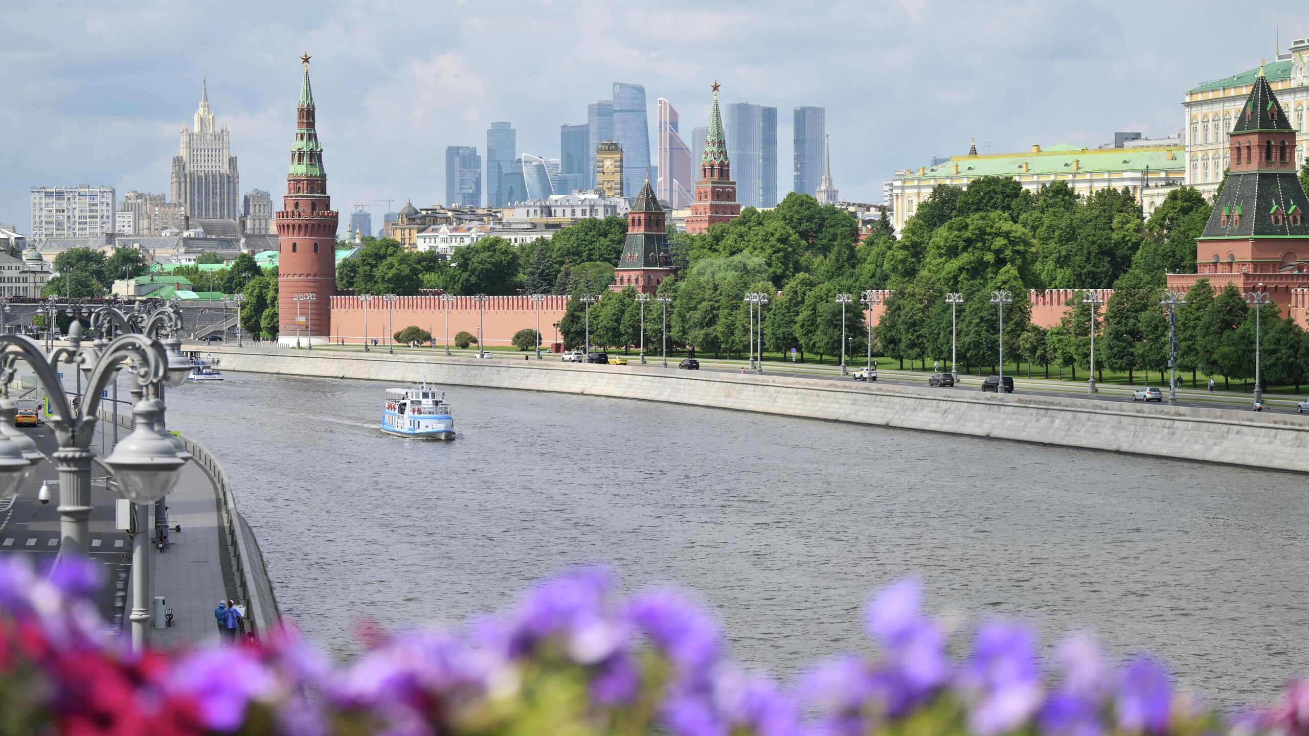 Вторая декада августа в Москве будет прохладнее первой, днем будет от плюс 19 до плюс 25 градусов, а дожди станут частыми гостями, рассказал в Telegram-канале ведущий специалист центра погоды "Фобос" Михаил Леус.