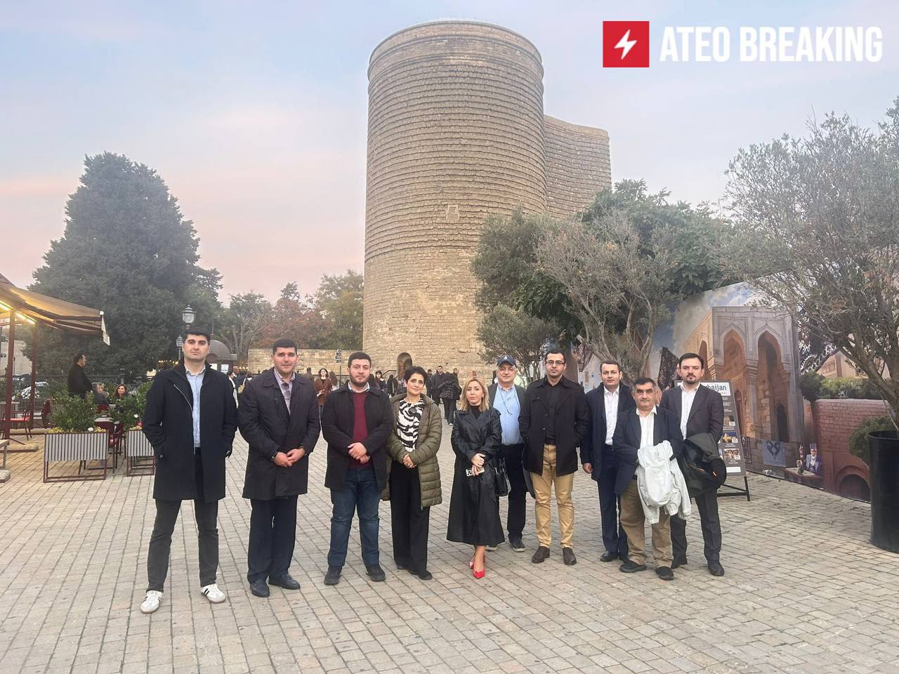 Группа представителей армянского гражданского общества посетила центр Баку это первый такой визит после подписания так называемого мирного соглашения между двумя странами Ранее аналогичная поездка состоялась в в Армения для граждан Азербайджана Интересно не хотят посетить армянских пленных Или Парк победы