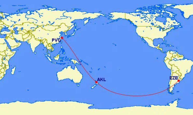 Китай запускает самый длинный прямой авиарейс на планете С 4 декабря China Eastern начнёт летать из Шанхая в Буэнос Айрес В пути почти 29 часов и свыше 19 600 километров Самолёт делает техническую остановку в Окленде но пересаживаться не придётся это один прямой рейс В авиации прямой беспосадочный Маршрут необычен ещё и тем что идёт по очень южной дуге почти у кромки Антарктиды Настолько близко к льдам летают разве что Qantas из Сиднея в Йоханнесбург и Сантьяго или LATAM из Сантьяго в Окленд и Мельбурн Летать будут Boeing 777 300ER дважды в неделю Билеты уже в продаже эконом стартует примерно от 1500 Впереди у пассажиров смена суток в кресле пара сезонов любимого сериала и айсберги под крылом
