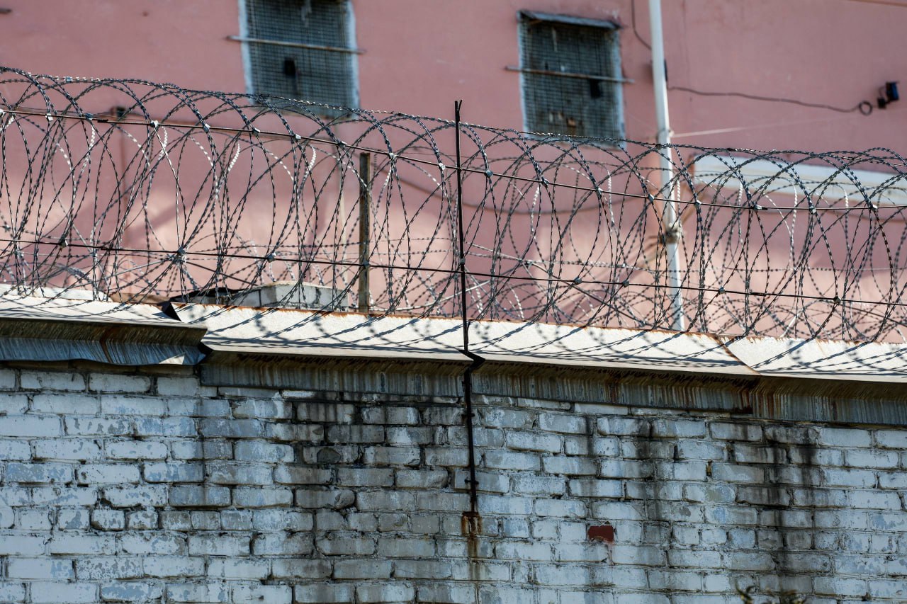 Челябинский суд приговорил агента украинских спецслужб к 18 годам колонии Житель Челябинской области признан виновным в госизмене и диверсии В сентябре 2024 года он вступил в конфиденциальное сотрудничество с украинской спецслужбой Под руководством куратора он прошёл обучение конспирации и изготовлению зажигательных устройств После этого в сентябре октябре 2024 года он совершил диверсию на одном из объектов транспортной инфраструктуры региона Фигурант задержан сотрудниками ФСБ в марте 2025 года Суд назначил ему 18 лет лишения свободы с отбыванием первых 4 лет в тюрьме а также штраф в 694 тыс рублей