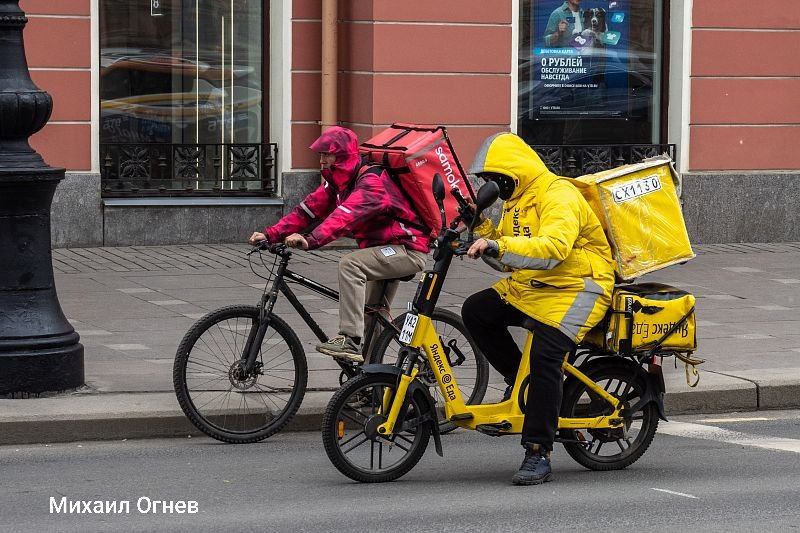 Яндекс готовится к запрету тысячам иностранцев работать в Петербурге курьерами с ноября Постановление которое ограничивает работу курьеров мигрантов вступило в силу 21 августа Трехмесячный период адаптации для бизнеса завершается 22 ноября По их оценке в городе станет на 12 водителей меньше Разобрали ситуацию в нашем канале в МАХ все важное уже там fontankaspb