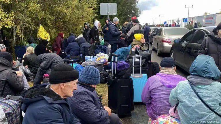 Из 6-7 миллионов украинских беженцев, уехавших за границу, только треть планирует вернуться, — социолог Паниотто По его словам, беженцы сталкиваются с негативным отношением в социальных сетях, что становится одним из факторов, мешающих их возвращению. «Уже сейчас две трети из 6-7 млн беженцев планируют получить гражданство стран, в которых находятся, то есть вернуться намерены лишь треть, примерно 2 млн. К тем 4-5 млн, которые останутся, присоединятся мужчины, которые сейчас не имеют права эмигрировать». НАШИ РЕСУРСЫ: Telegram Tik-tok YouTube RUTUBE
