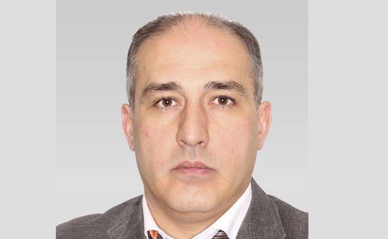 Главу Нацбанка Ингушетии республиканского отделения ЦБ Магомед Бека Ужахова арестовали по обвинению в злоупотреблении должностными полномочиями из личной заинтересованности ч 1 ст 285 УК сообщает объединенная пресс служба судов республики Из публикации следует что в Нацбанке Ингушетии работает также родственник Ужахова он занимает должность заведующего системно техническим сектором отдела информатизации По версии следствия глава регионального отделения ЦБ знал о том что этот родственник похитил ведомственное имущество мобильную рабочую станцию стоимостью 109 725 руб однако не уведомил об этом Южное главное управление Банка России и Главного аудитора Центробанка а также не принял мер для увольнения этого человека и привлечения его к ответственности Фото Банк России Картина дня в телеграм канале РБК