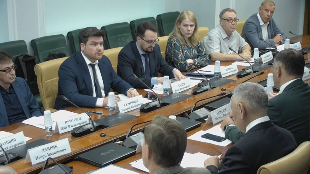 +2300 новых объектов в реестре средств размещения Они прошли процедуру самооценки и впервые начали работать в правовом поле. Всего на начало июня в системе зарегистрировано почти 5,5 тыс. объектов — от гостиниц и баз отдыха до кемпингов и санаториев. Об этом сообщил руководитель Росаккредитации Назарий Скрыпник на совещании, посвящённом реализации изменений в законодательство о туризме. Ключевые тезисы: Запущена система «Гостеприимство» — единая цифровая платформа для самооценки и классификации. Она позволяет определять тип средства размещения, присваивать категорию «звёзды» , проверяет данные через госреестры и учитывает особенности объектов без точного адреса или на новых территориях. Лидеры по самооценке — Запорожская область, Республика Алтай, Астраханская область, Республика Мордовия, Ненецкий автономный округ; Проведено 270 выездных проверок; Уже 503 гостиницы получили категорию, в работе ещё 787 заявок; Данные из реестра передаются 13 туристическим агрегаторам; Подключены 84 личных кабинета регионов, но 5 всё ещё не в системе: Запорожская, Луганская, Херсонская, Орловская области и Республика Тыва. «Этим регионам нужно срочно подать заявки на подключение и дать доступ сотрудникам», — подчеркнул Назарий Скрыпник.