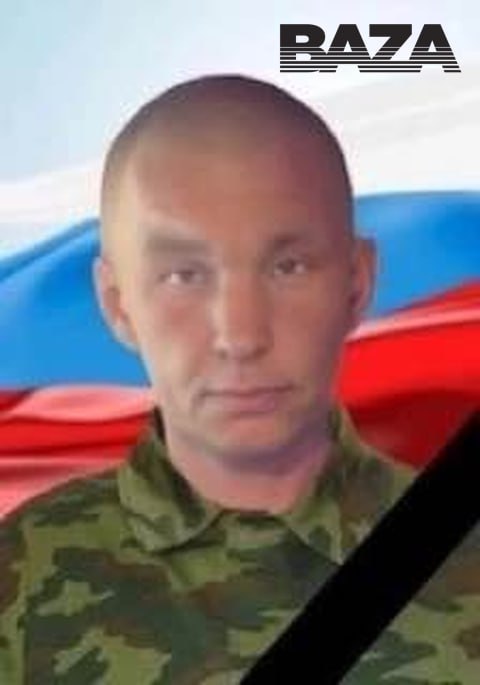 В Коми семья погибшего участника СВО похоронила его, а через полгода родственникам пришло письмо, что мужчина жив и находится в плену. 52-летний Александр К. из Республики Коми подписал контракт с Минобороны после долгого лечения от цирроза печени. По словам родных, мужчина был на грани жизни и смерти и тогда в его голове «что-то щелкнуло». Также повлияли и выплаты — мужчина хотел помочь дочерям. 16 октября 2024 года Александр подписал контракт, а через два дня отправился в зону СВО. После нескольких недель обучения, 17 ноября, Александр отправился на своё первое боевое задание в Кругляковку. Перед этим он позвонил дочери, попрощался и больше не выходил на связь. 1 декабря девушке позвонил его сослуживец и сказал, что с отцом всё в порядке, просто нет связи. Спустя два дня тот же сослуживец позвонил вновь, но теперь сказал, что на Александра упал дрон и мужчина погиб. Позже тело Александра доставили в Коми. После опознания и процедуры ДНК результаты совпали , семья похоронила родственника. А вот спустя пять месяцев дочери мужчины пришло письмо из Минобороны о том, что отец жив и находится в плену, а ВС РФ делают всё, чтобы его освободить. Члены семьи Александра сразу позвонили в часть, где служил Александр, в дивизию и замполиту. Выяснилось, что, по их данным, мужчина всё ещё числится пропавшим без вести, даже несмотря на то, что семья уже получила свидетельство о смерти. Стоит отметить, что письмо датировано 10 января, однако родные Александра уверяют, что получили его только в мае. После этого домой к Константиновым приезжали военные следователи и забрали письмо, однако никаких разъяснений не дали. Дочь Александра пытается выяснить, жив ли её отец на самом деле или нет. При этом семья не исключает, что письмо о плене могли прислать мошенники. Подписывайтесь, это Baza