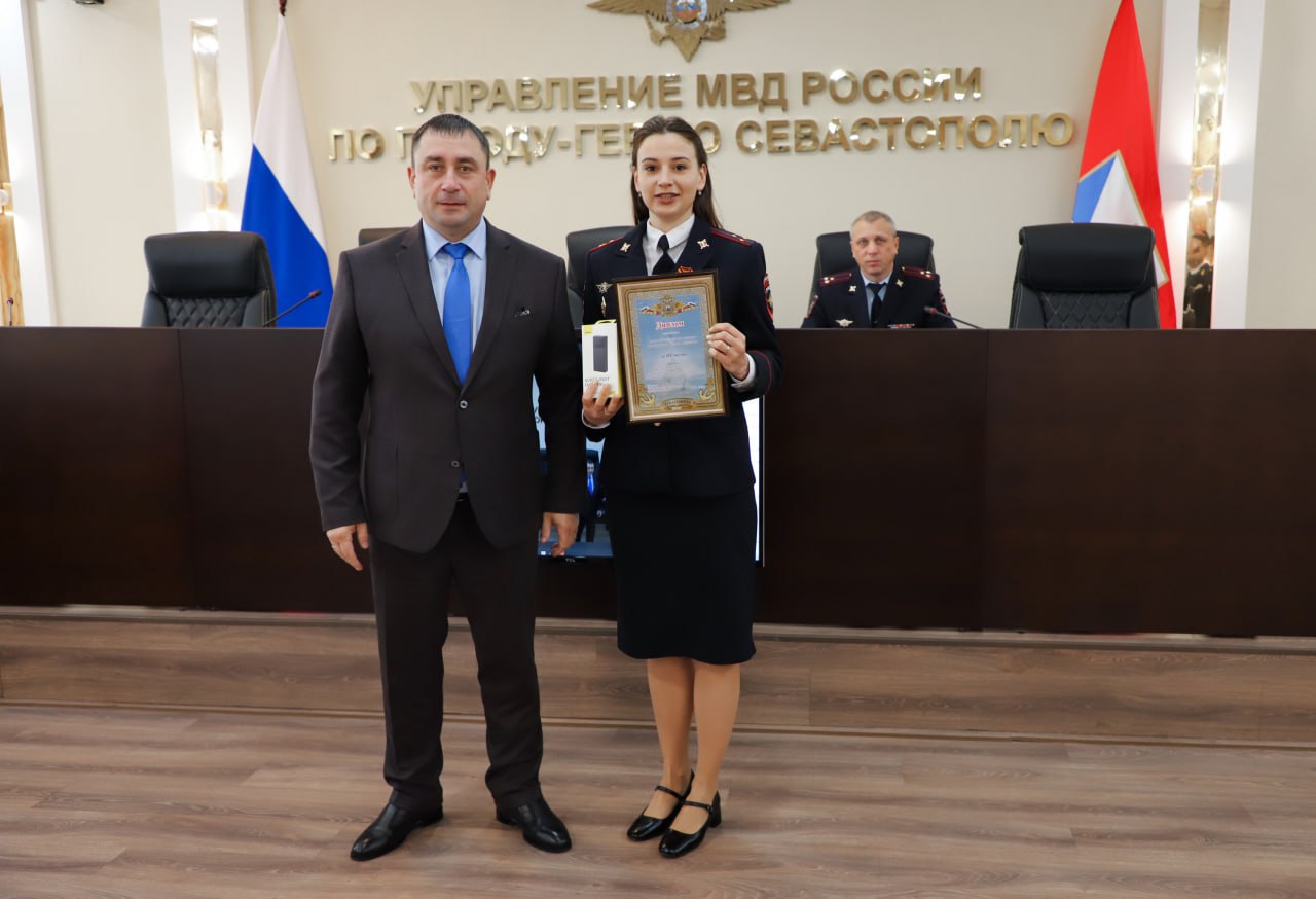 В Управлении МВД России по г. Севастополю состоялось награждение победителей регионального этапа Всероссийского конкурса профессионального мастерства «Лучший по профессии» среди экспертов-криминалистов Церемония проходила в зале коллегии УМВД России по г. Севастополю в рамках рабочего совещания. В мероприятии приняли участие начальник УМВД России по г. Севастополю генерал-майор полиции Сергей Сигунов, заместитель начальника УМВД полковник полиции Владислав Уткин, руководители служб и подразделений Управления, начальники отделов МВД России по районам города, сотрудники органов внутренних дел. В рамках профессиональных состязаний эксперты-криминалисты проходили испытания по правовой, служебной, огневой и физической подготовке. По итогам конкурса определились победители, набравшие наибольшее количество баллов: 1 место – подполковник полиции Сергей Кейбало; 2 место – майор полиции Дмитрий Короп; 3 место – старший лейтенант полиции Полина Пожарицкая. Начальник УМВД генерал-майор полиции Сергей Сигунов вручил лауреатам профессионального конкурса дипломы, а победителям, занявшим призовые места, ещё и ценные подарки.
