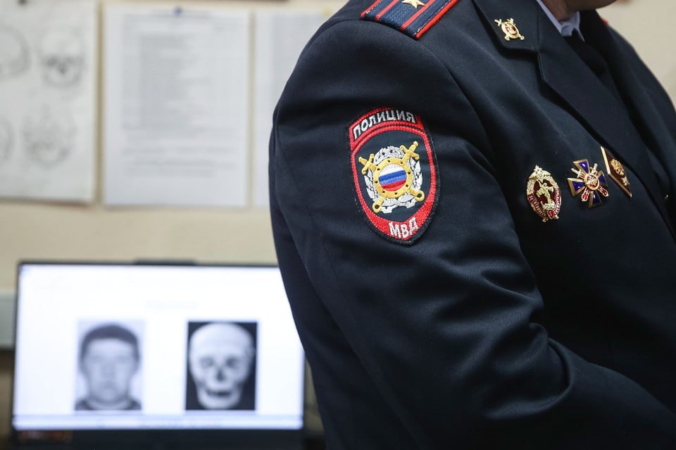 За последние три месяца в Красноярском крае 35 иностранцев лишили российского гражданства за тяжкие и особо тяжкие преступления Как рассказали в региональном МВД, каждый из виновных получил реальный срок. У 30 человек отняли паспорт за преступления, связанные с хранением или распространением наркотических веществ. Кроме того, трое мужчин лишились гражданства за преступления против половой неприкосновенности. Один человек — за убийство, еще один — за распространение информации о запрещенной деятельности в интернете.
