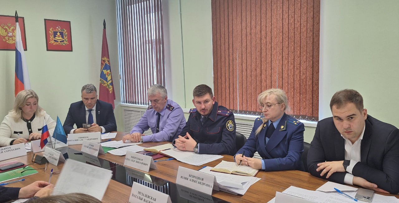 В Брянске прошло совещание, посвященное вопросу повышения эффективности профилактических мер для обеспечения безопасности и благополучия детей. На совещании отдельное внимание было уделено реализации в регионе Всероссийской акции «Безопасность детства». На мероприятии выступающими с докладами были выдвинуты предложения по подготовке социальной рекламы, а также проведения межведомственных мероприятий в школах. Основной акцент был сделан на превентивных мерах, направленных на сохранение жизни и здоровья детей. Подробно - Фото: Уполномоченный по правам ребенка в Брянской области