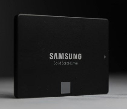 Samsung готовится к выпуску SSD PCIe Gen6 c безумной емкостью 512 ТБ в 2027 году Крупнейшие производители SSD готовятся к переходу на PCIe Gen6 в 2026 м и 2027 годах Новые модели будут ориентированы прежде всего на серверный и корпоративный сегмент На GMIF Innovation Summit 2025 в Шэньчжэне Samsung подтвердила планы по выпуску PCIe Gen6 SSD с безумной емкостью 512 ТБ в формате EDSFF 1T в 2027 году