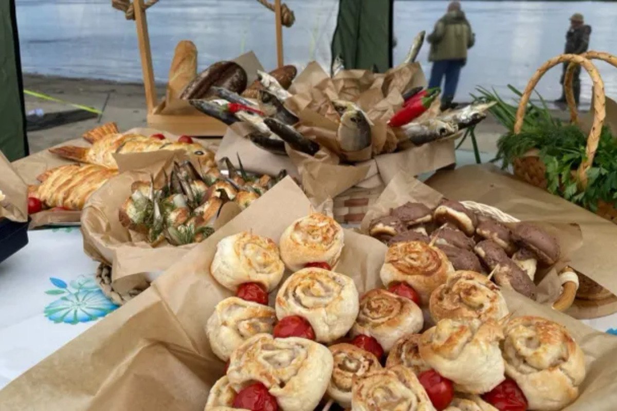 На Ямале сразу в трех селах широко и вкусно отметили День рыбака Гастрономические конкурсы стали традицией и главным украшением национальных праздников в Тазовском. В этом году коллективы впервые состязаются ещё и в конкурсе рыбных пирогов. Попробовать блюда могут все желающие.