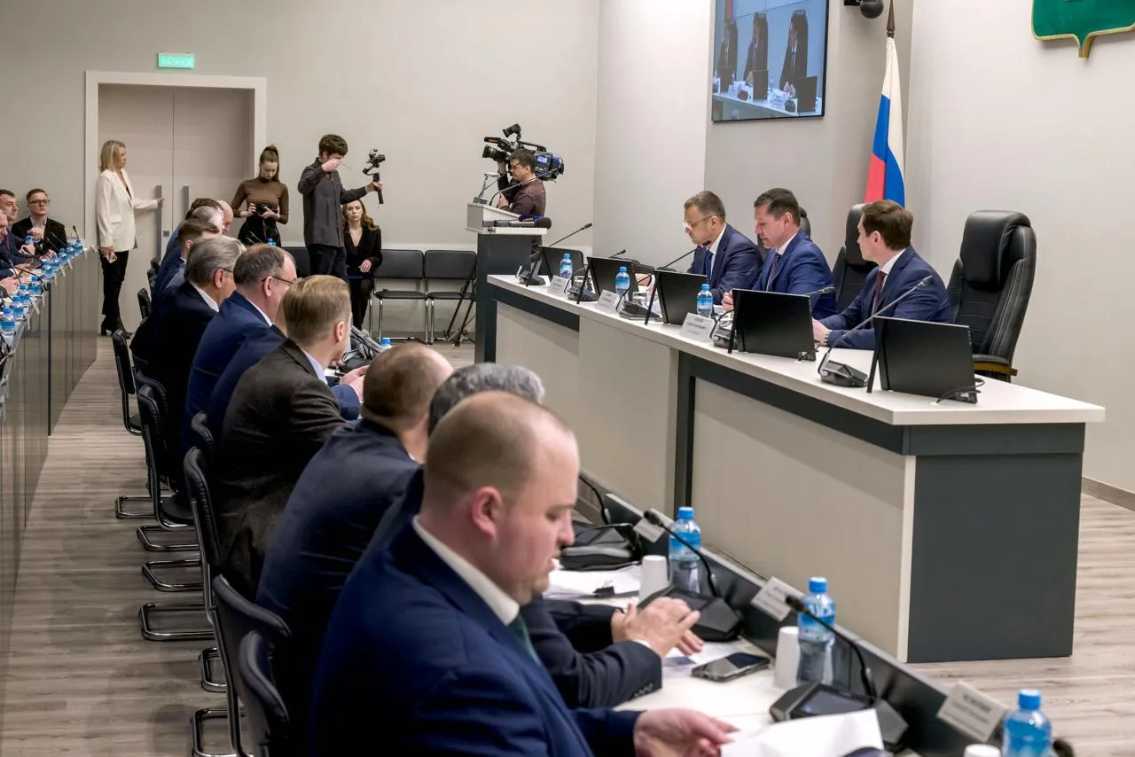 КСП Челябинска возглавила бывший прокурор Ольга Мангилева В Челябинске определились с новым председателем Контрольно счетной палаты города С 1 июня этот пост займет Ольга Мангилева Решение о ее назначении приняли 28 апреля на 18 м заседании Челябинской гордумы Кандидатуру Ольги Мангилевой на должность главы КСП предложил мэр Алексей Лошкин В ее послужном списке работа в Главном управлении Министерства юстиции по Челябинской области и 18 летняя служба в органах прокуратуры Ранее юрист занимала должность аудитора областной КСП Решение о досрочном прекращении ее полномочий приняли 23 апреля депутаты заксобрания Пока должность председателя КСП временно занимает Ирина Абакумова Она исполняет обязанности руководителя с декабря 2025 года после ухода Ирины Кузнецовой перешедшей на работу в областную структуру На заседании 28 апреля Абакумова представила депутатам гордумы отчет о работе КСП за 2025 год Читайте Вечерку там где удобно Дзен ВКонтакте Одноклассники Max Telegram Написать нам сообщение