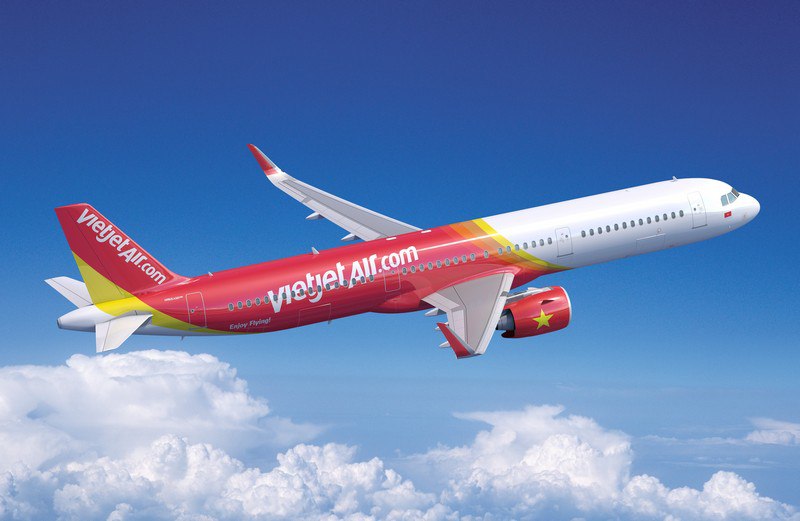 Вьетнамский лоукостер Vietjet подписался под приобретение еще 100 самолетов A321neo Вьетнамская бюджетная авиакомпания Vietjet Air продолжает стремительное развитие, подписав меморандум о взаимопонимании на 100 самолетов Airbus A321neo с опционом еще на 50 таких воздушных судов. Это произошло на авиасалоне Paris Air Show в Ле Бурже 17 июня. У авиакомпании уже есть ранее размещенные заказы на 96 самолетов A321neo и 200 Boeing 737MAX, а также на 20 широкофюзеляжных A330-900. В настоящее время авиаперевозчик эксплуатирует флот из 115 самолетов семейства A320 и семи A330. «Наша компания планирует «управлять несколькими авиаперевозчиками в ряде юрисдикций» и связывать региональные направления с международными маршрутами. «Это означает, что нам нужно создать диверсифицированный флот», — заявил на церемонии подписания президент Vietjet Нгуен Тхи Фыонг Тхао. Помимо вьетнамской авиакомпании, группе также принадлежит тайская Thai Vietjet. А в мая она завершила приобретение контрольного пакета казахстанской авиакомпании, которая теперь называется Vietjet Qazaqstan. Подробнее Фото: Airbus