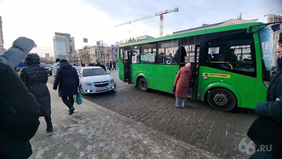 Штраф в 240 тысяч рублей получил перевозчик пяти маршрутов  Компания «Форт-Транс» обслуживает автобусные маршруты №44, №053, №74, №48, №92. Самые большие проблемы возникли на последних двух. В сумме перевозчику выписали 23 штрафа за плохую уборку салонов, отсутствие машин на маршруте и несоблюдение расписания.  На прошлой неделе компанию уже оштрафовали на 102 тысячи рублей за то, что билеты продавали без терминала — деньги шли не в бюджет города, а водителю.    Новости из Екатеринбурга